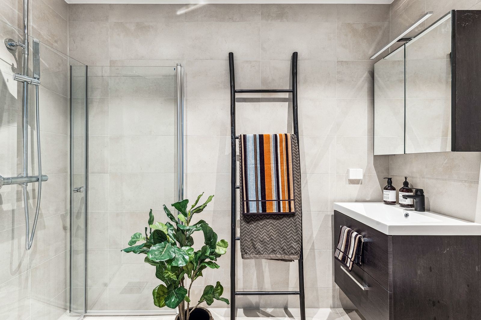 Lekkert bad med gulvvarme og delikat farge- og materialvalg. Galleribilde