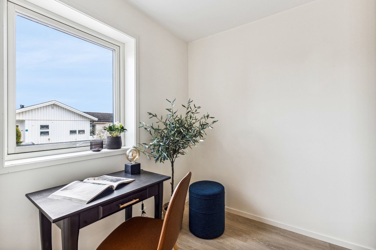 God plass til seng, nattbord og annet ønskelig møblement. Galleribilde