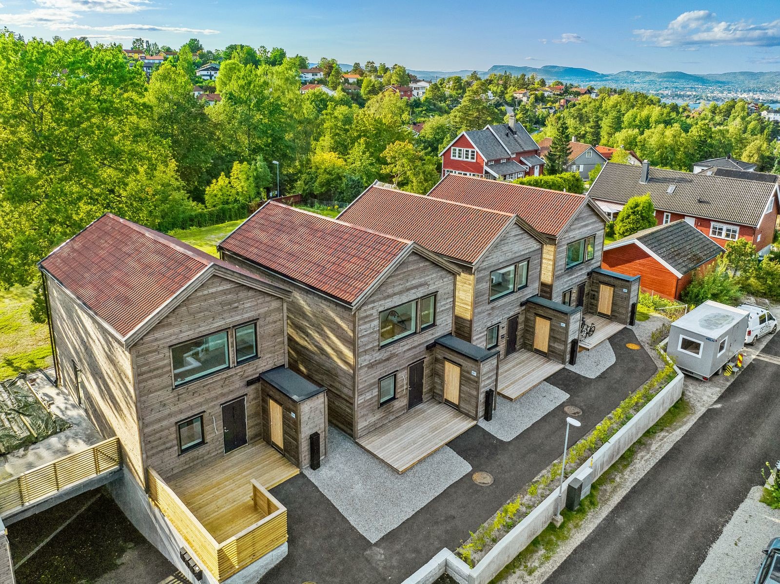 Boligen har to garasjeplasser og bod i felles garasje. Galleribilde