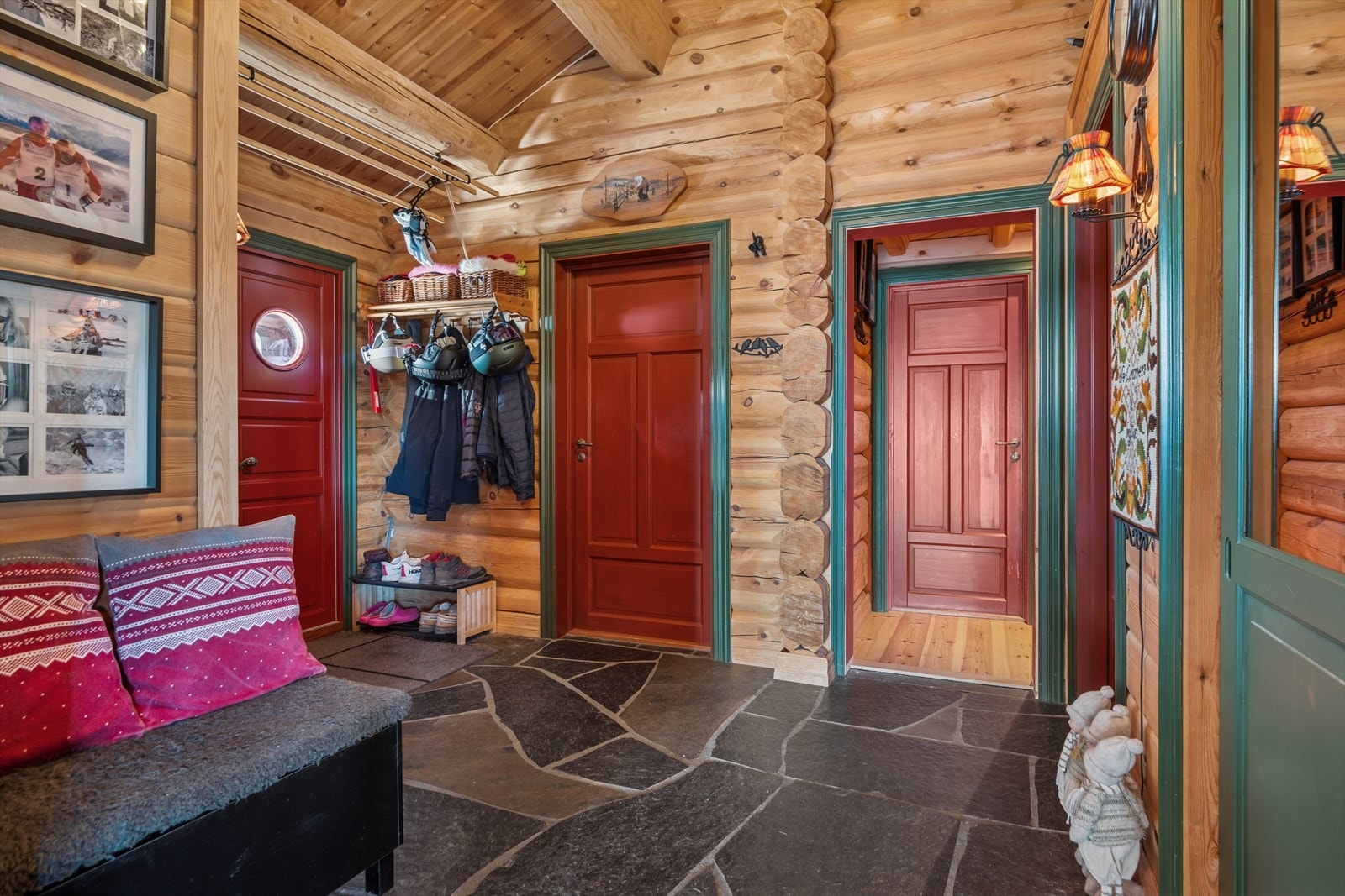 Romslig entré/ gang med plass til å henge yttertøyet og sette skoene. Galleribilde