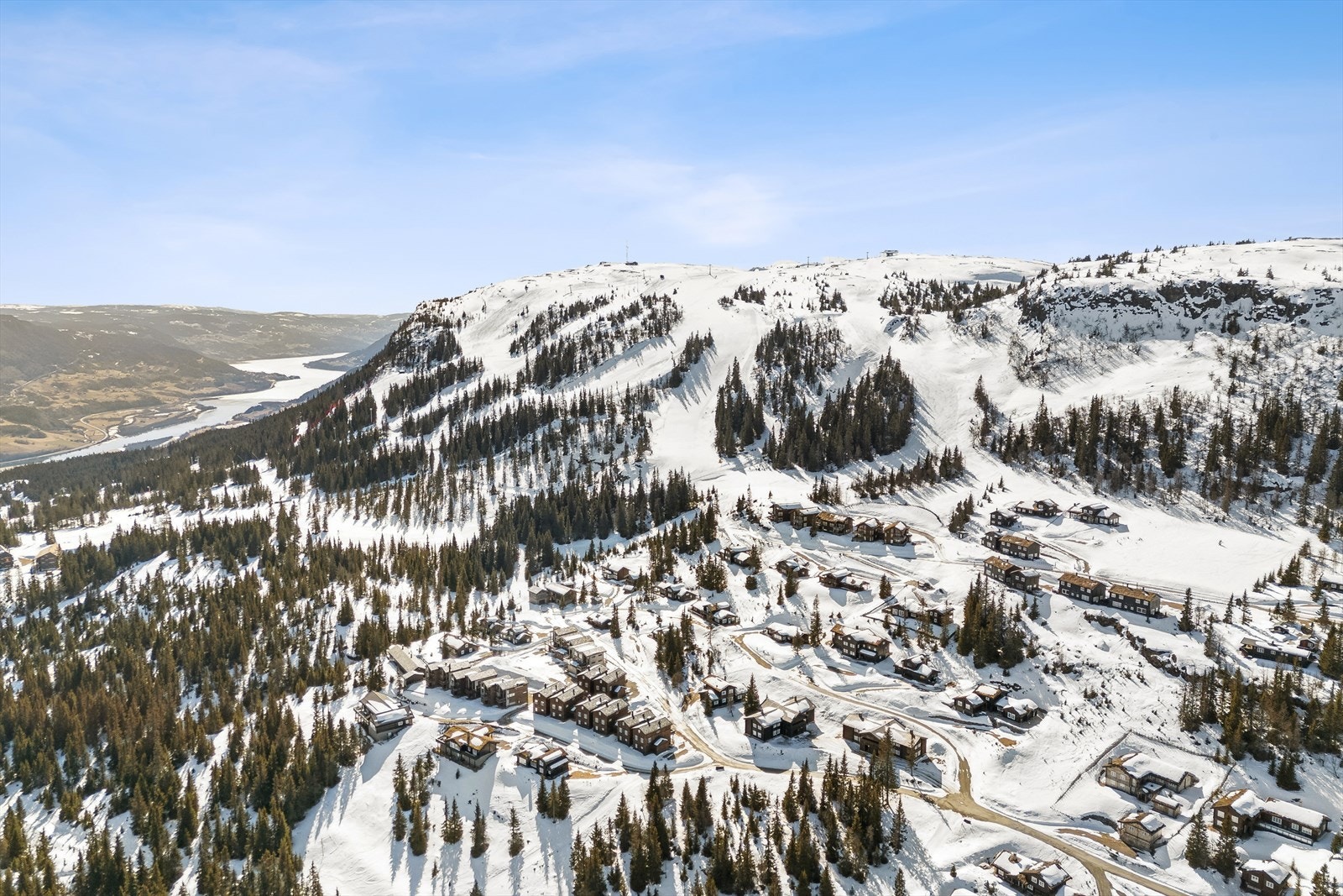 Fra hytten er det ski inn/ut til Kvitfjell alpinsenter med bakker for alle aldre, og til velpreparerte langrennsløyper. Galleribilde