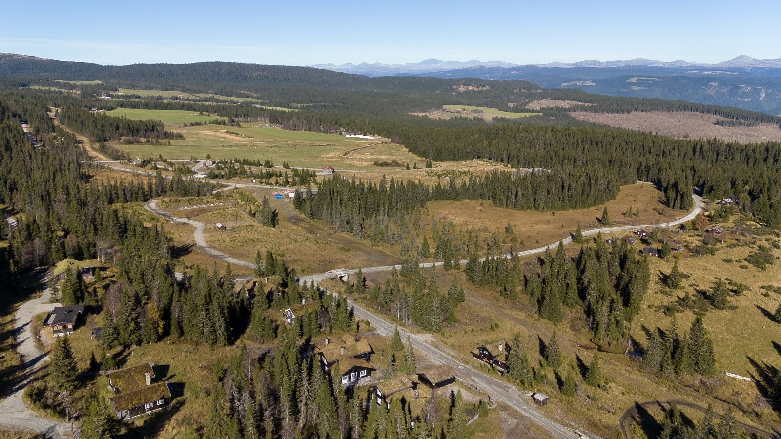 Om sommeren kan du nyte fantastisk turterreng i fjellet og områdene rundt. Galleribilde