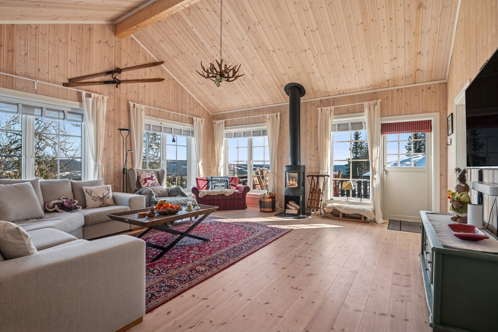 Her kan du nyte hyttedagene med hverdagskomfort som innlagt strøm, vann- og avløp samt helårsvei. Galleribilde