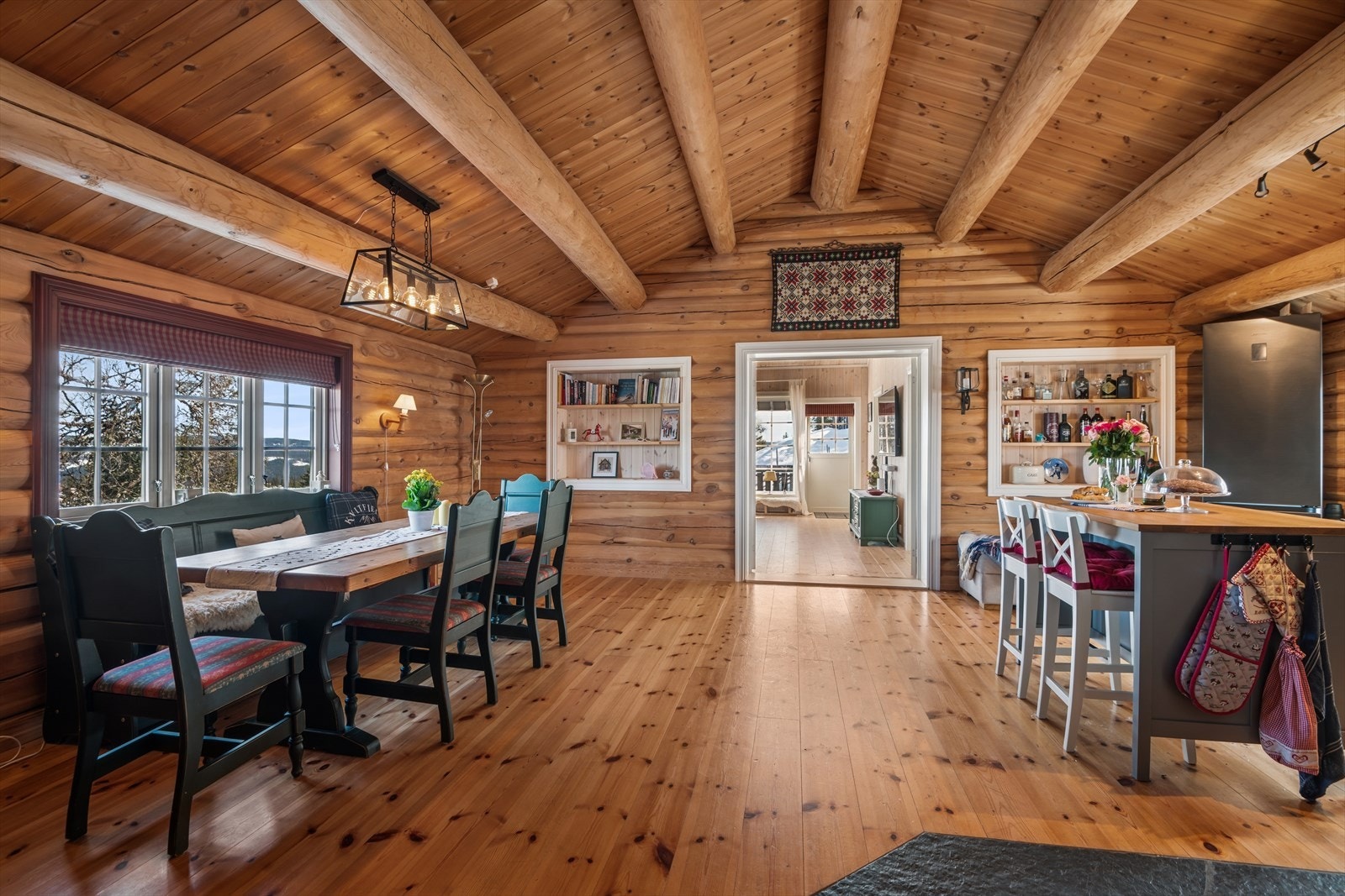 God plass til spisestuemøblement. Galleribilde