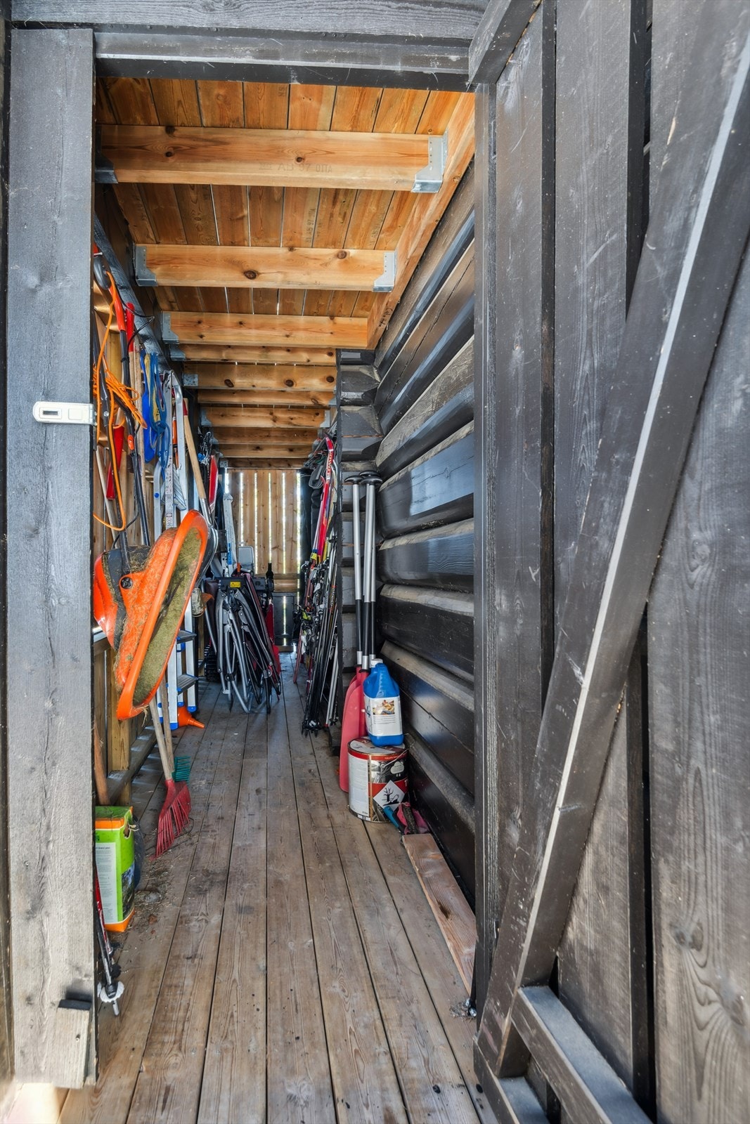 Praktisk utebod med lagringsmuligheter. Galleribilde