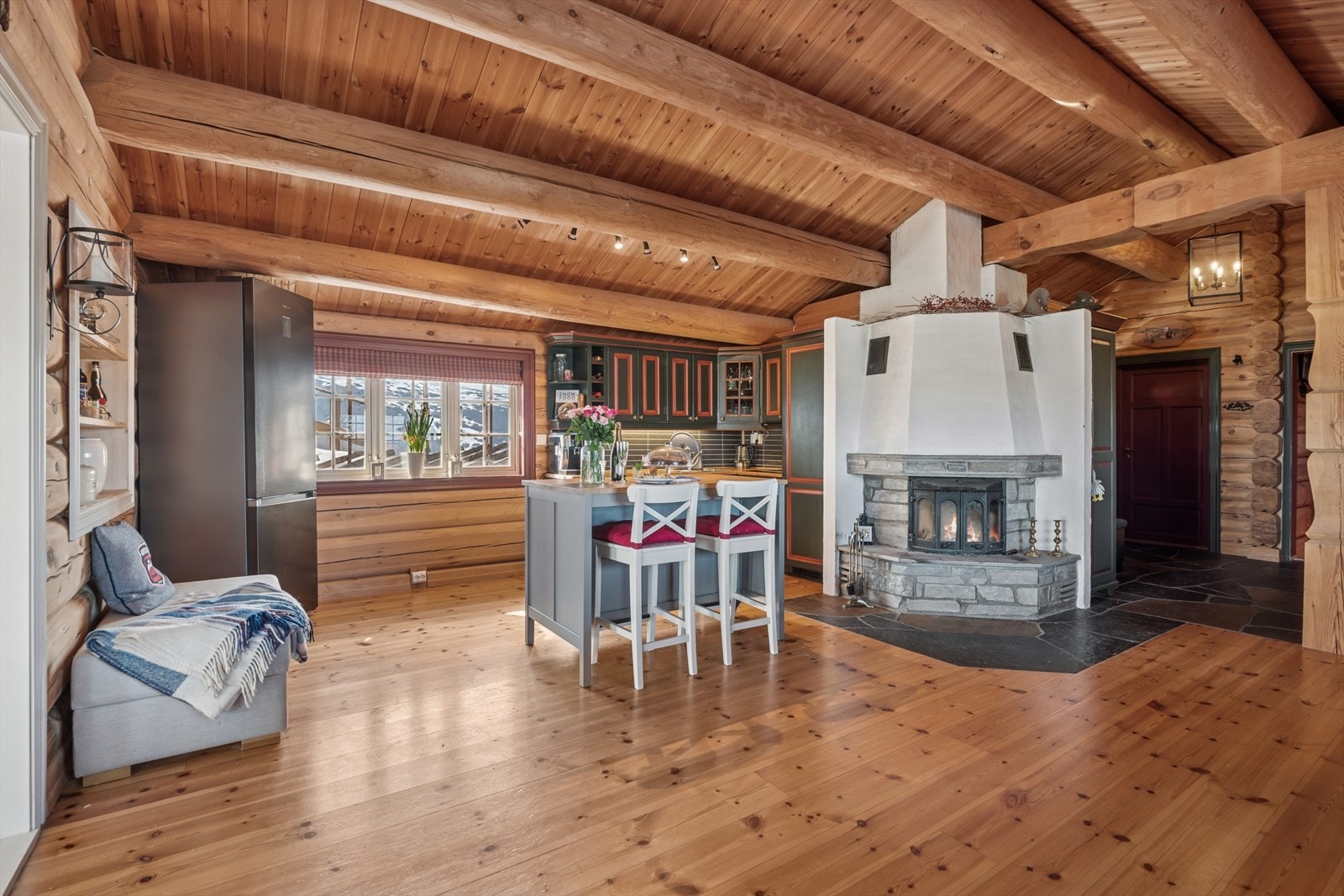 Frittstående kjøkkenøy med barløsning, gir ekstra benkeplass og rom for oppbevaring. Galleribilde