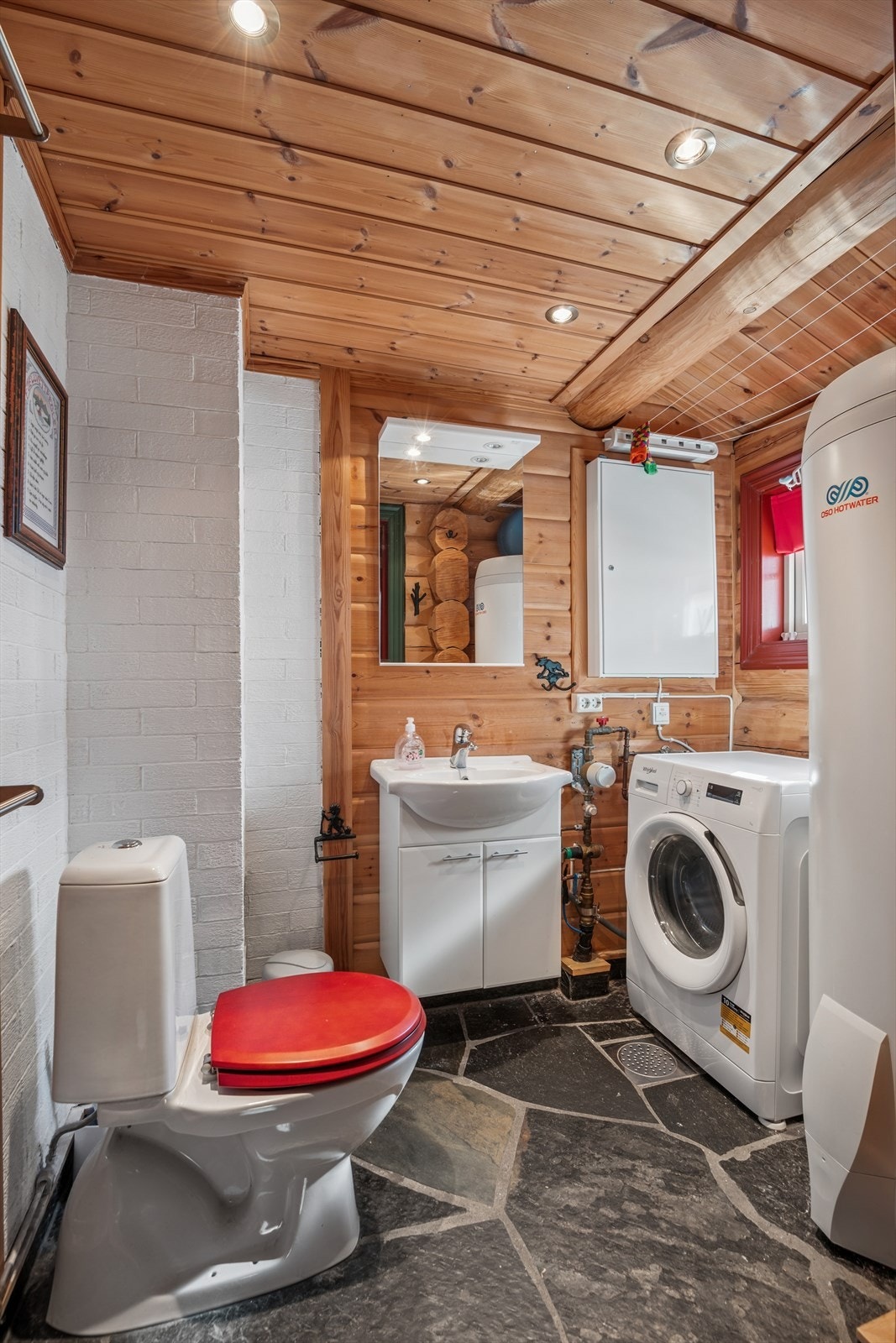 Praktisk med eget toalett-/ vaskerom, som også benyttes som teknisk rom. Galleribilde