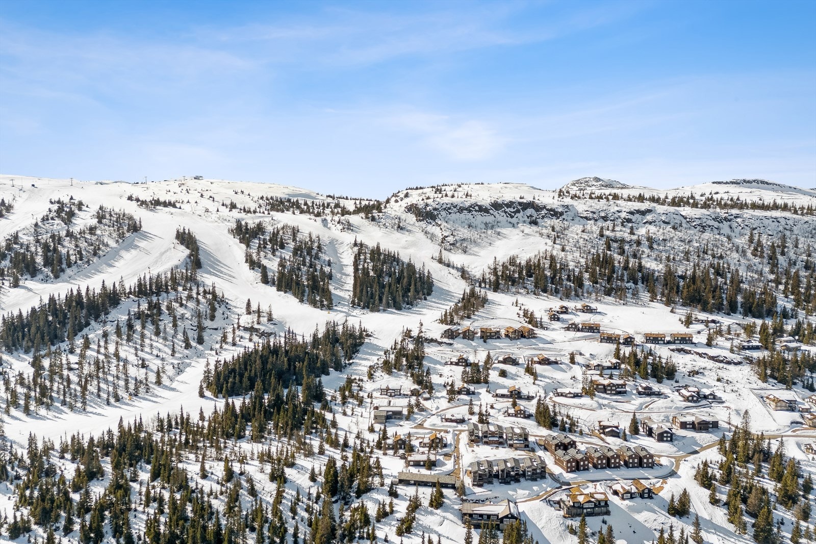 Om sommeren har du flotte tur- og friluftsmuligheter i nærområdet og kort veg til flere fasiliteter. Galleribilde