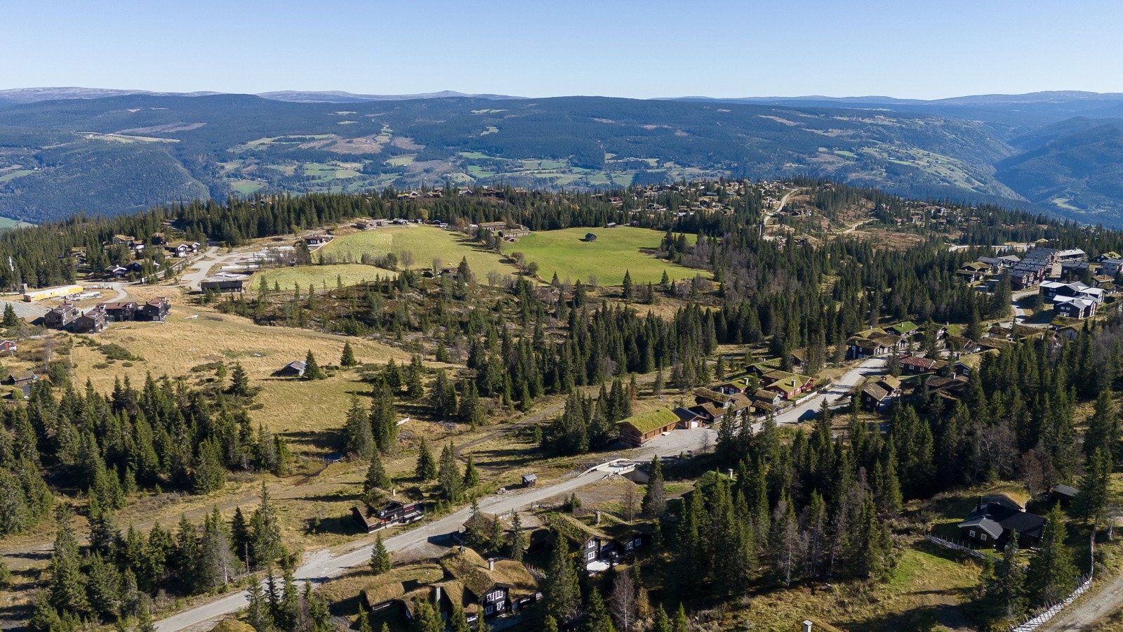 Det er kort vei til Gudbrandsgard hotell, som tilbyr en flott restaurant, skibar, peisestue og et barnevennlig bassengområde. Galleribilde