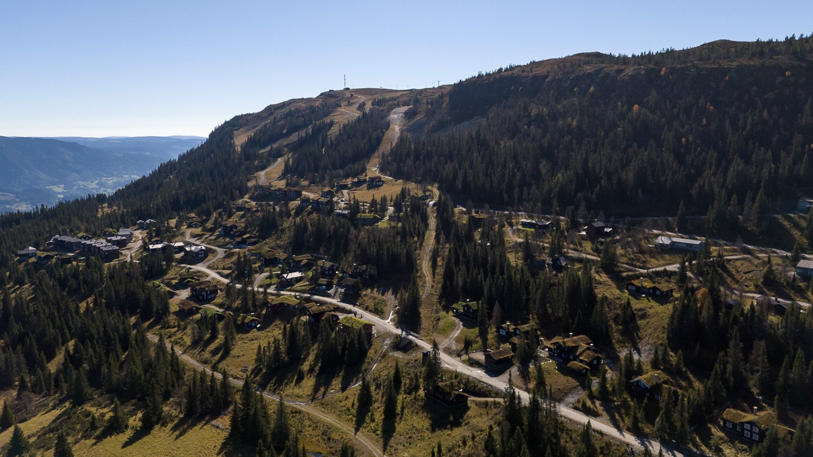 Kvitfjell er kjent for sin snøsikkerhet og er et av de alpinanleggene med flest skidager. Anlegget er moderne med en heiskapasitet på 11 300 personer i timen. Her finner du alt fra bratte OL-løyper for de erfarne til familievennlige løyper. Galleribilde