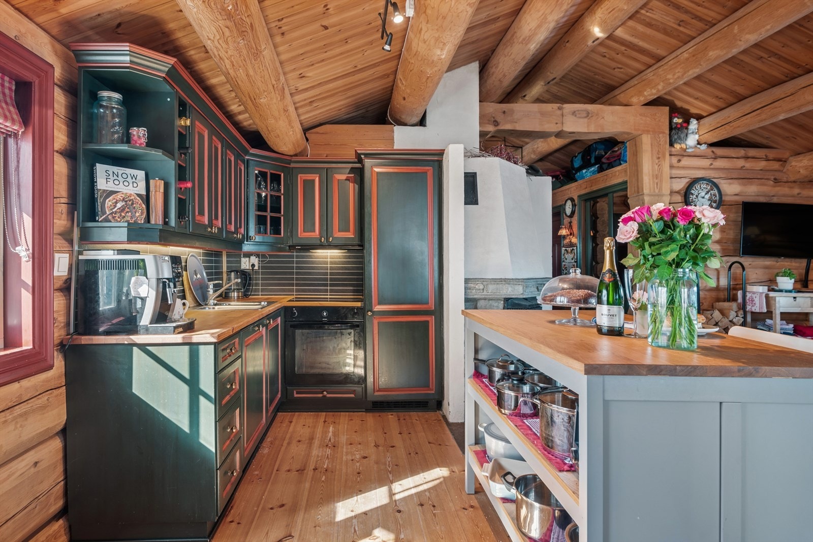 Heltre kjøkkeninnredning med godt av skap- og benkeplass. Galleribilde