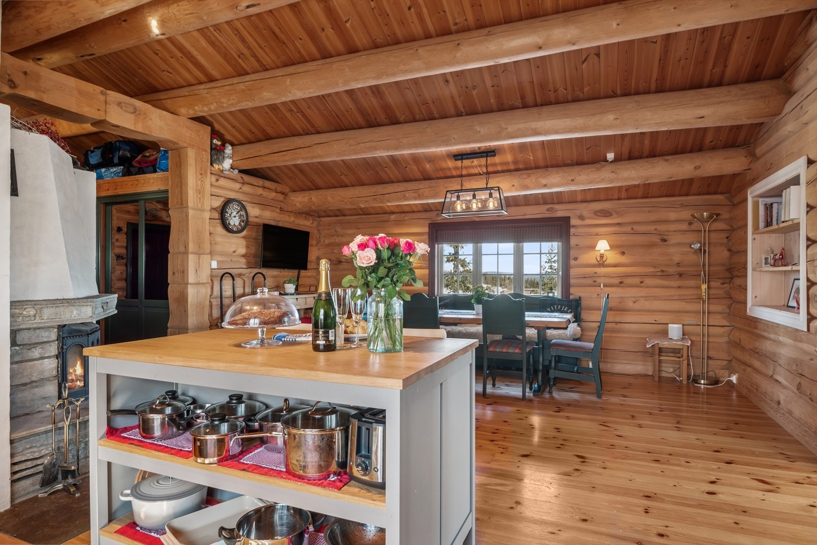 Kjøkkenet er utstyrt med platetopp, stekeovn og oppvaskmaskin samt plass til frittstående kjøle-/fryseskap. Galleribilde