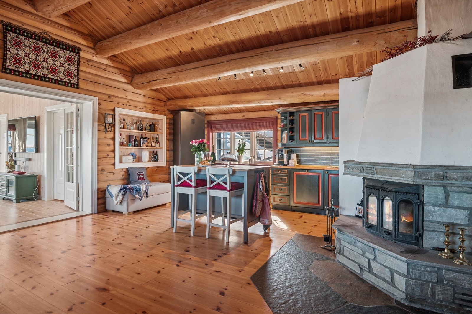 Peis med steinfasade, ett smykke i seg selv. Galleribilde