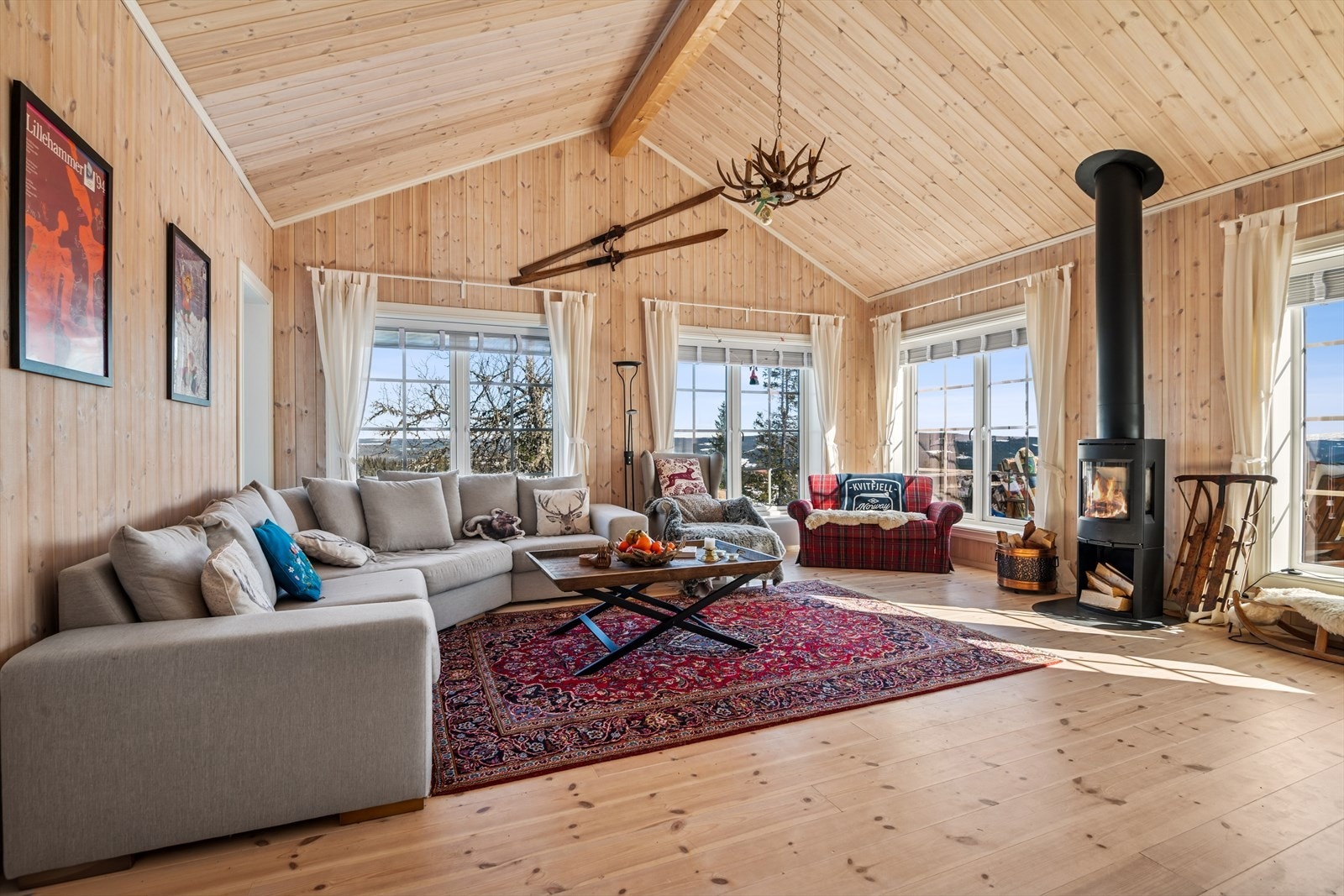 Stuen i tilbygget del nyter godt av generøs takhøyde og de store vindusflatene med flott utsikt. Galleribilde