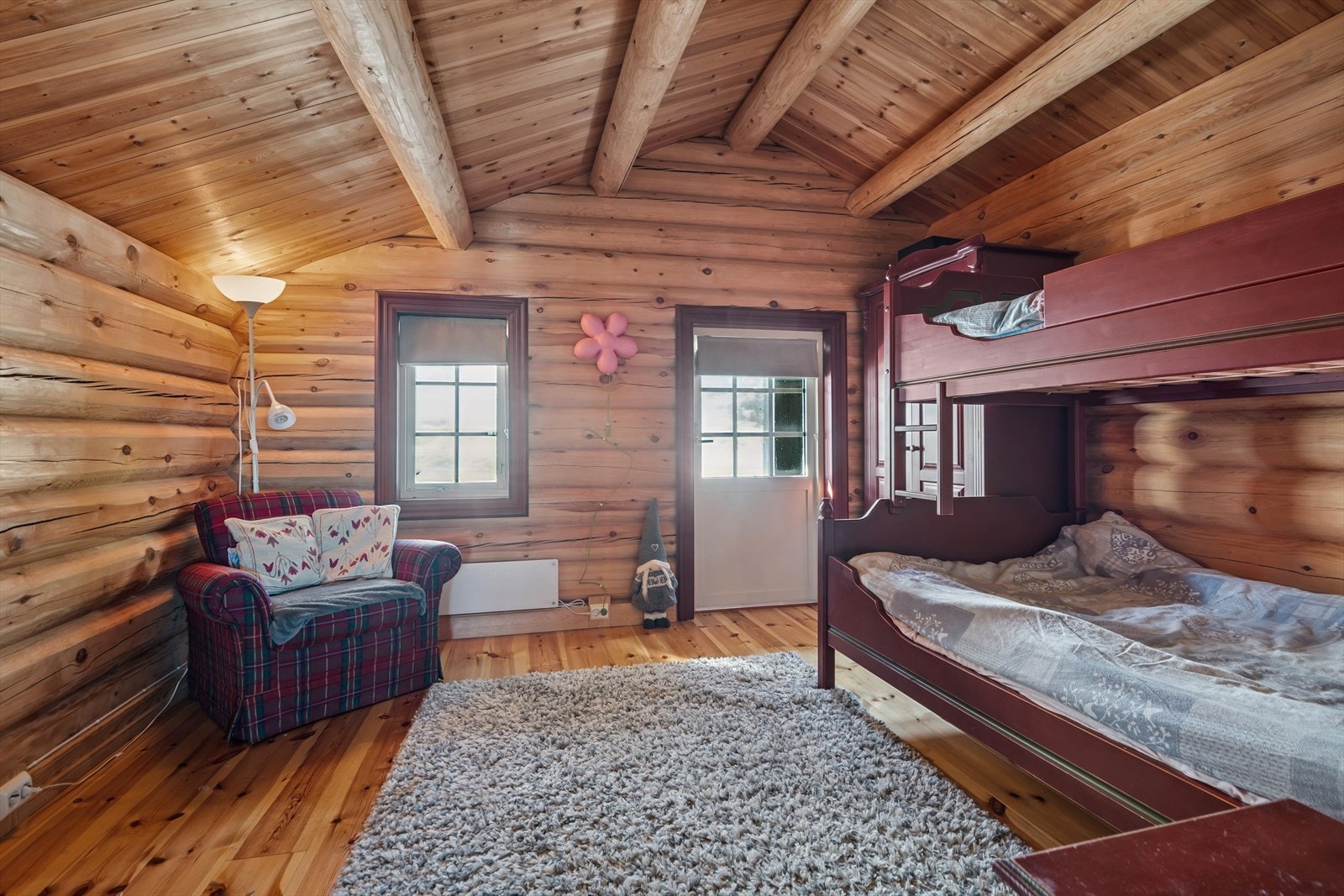 Soverommet på loftsplanet har utgang til egen sør-vest vendt veranda. Galleribilde