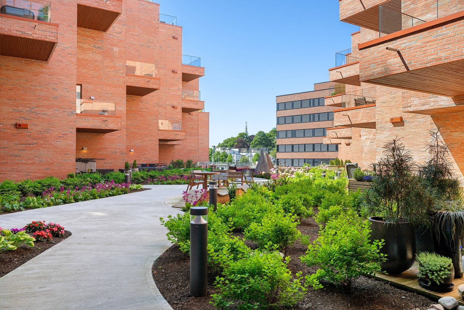 Leiligheten disponerer egen bod og parkering i felles garasjeanlegg. Det er i tillegg sykkelparkering samt sykkelverksted for beboerne. Galleribilde