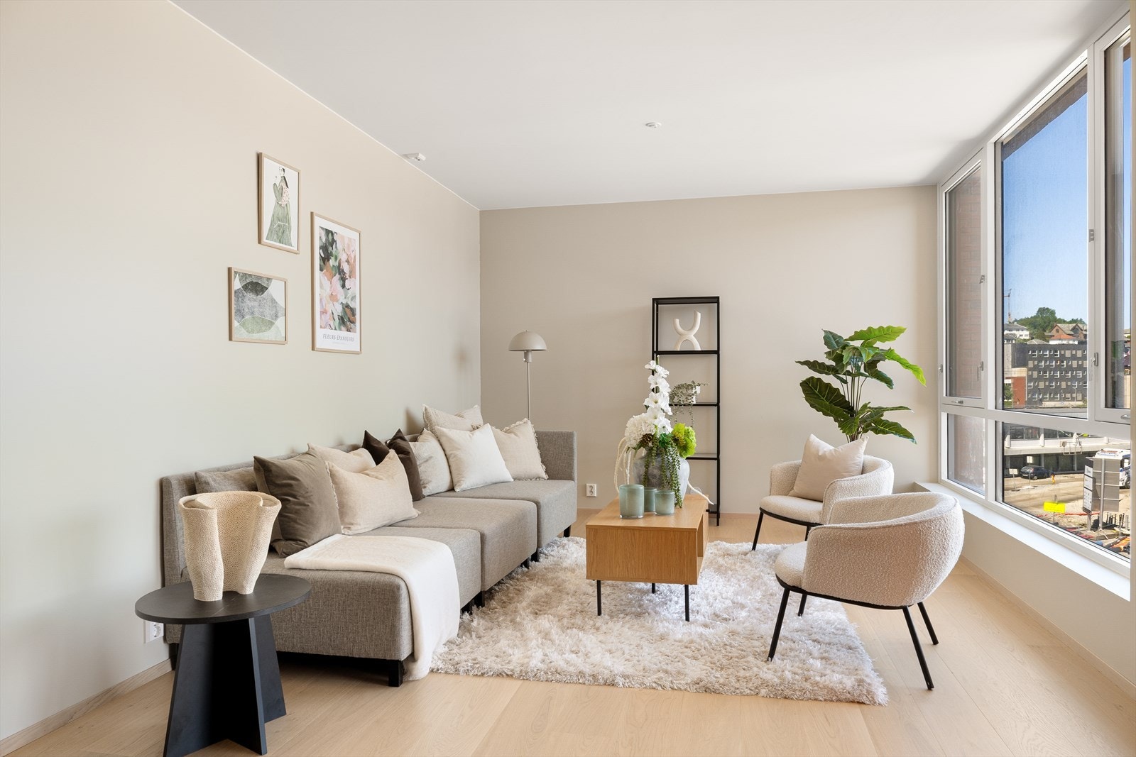 Vegger er malt i lyse og tidsriktige fargevalg. Galleribilde