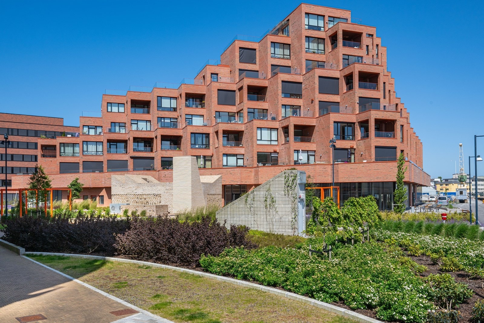 Ankeret rommer 70 eksklusive leiligheter fordelt på ni etasjer, der ingen er like. Den særegne bygningskroppen skaper en dynamisk fasade kledd i teglsteinen Elignia Robinia, som gir varme og karakter til bygget. Galleribilde