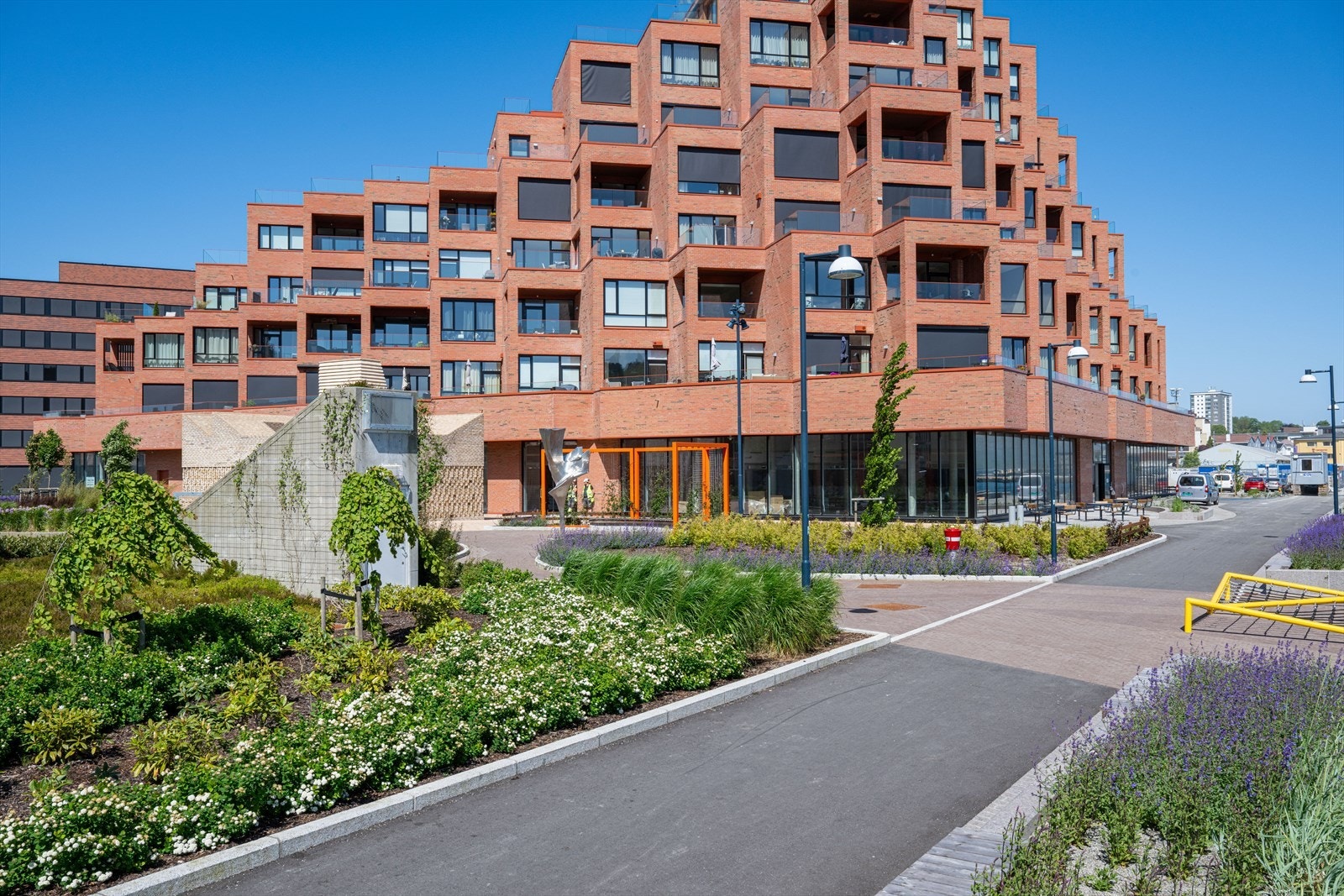 Beliggenheten er ideell med alt du trenger rett utenfor døren -Nærområdet byr på brygger, parker og spennende uterom. Galleribilde