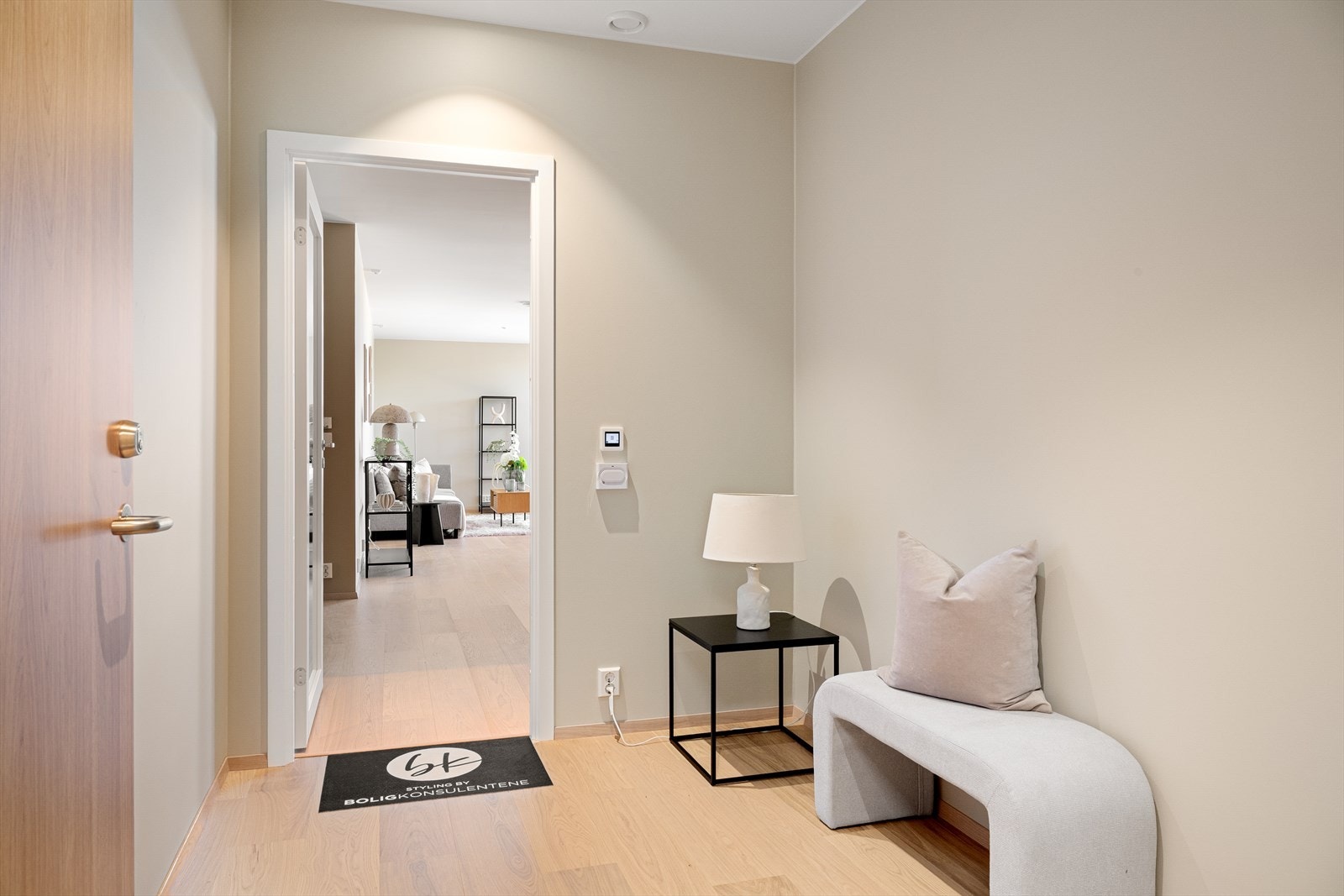 Entrè har plass til garderobeløsning. Galleribilde