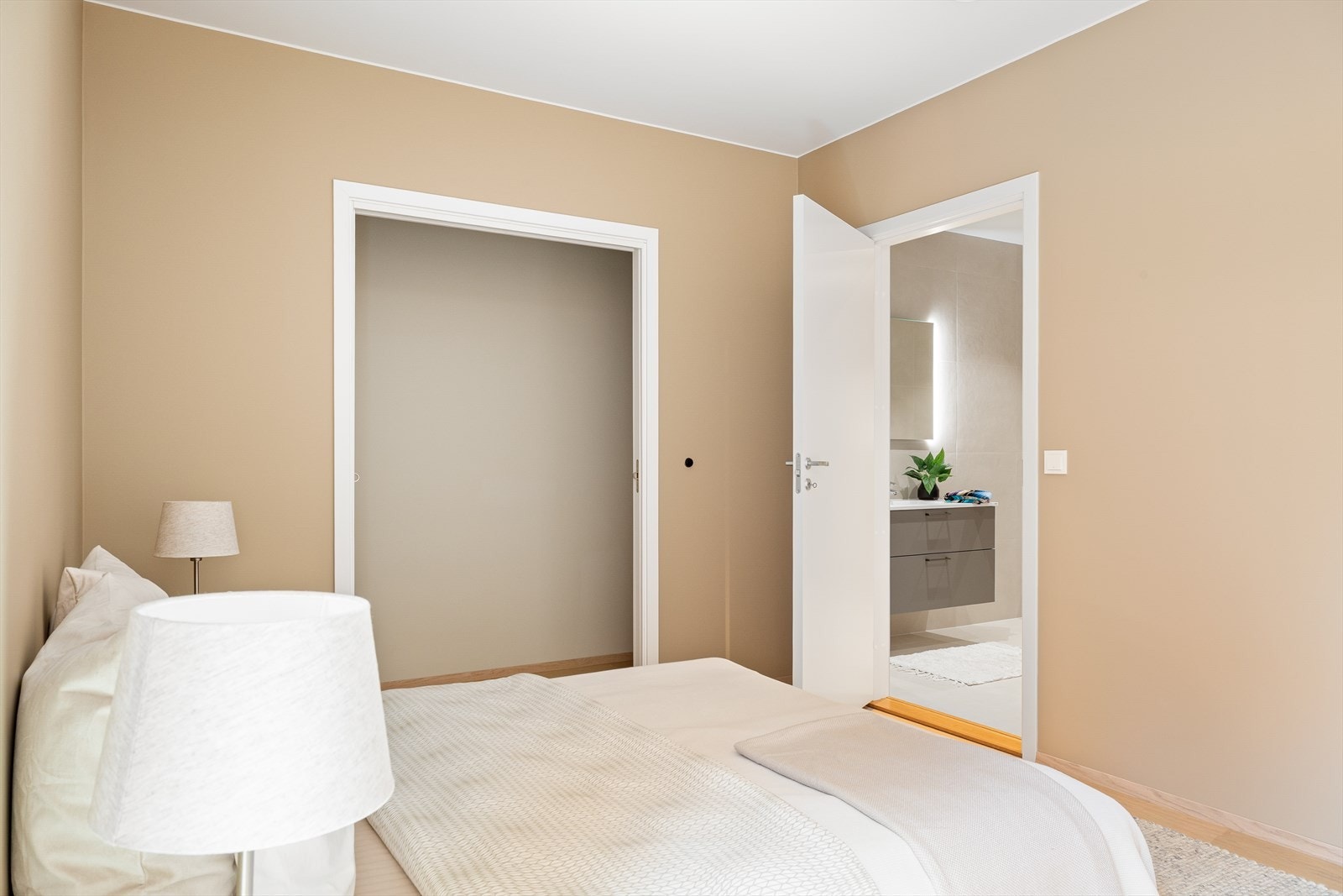 Hovedsoverommet har direkte tilkomst til eget privat baderom og "walk in closet" Galleribilde