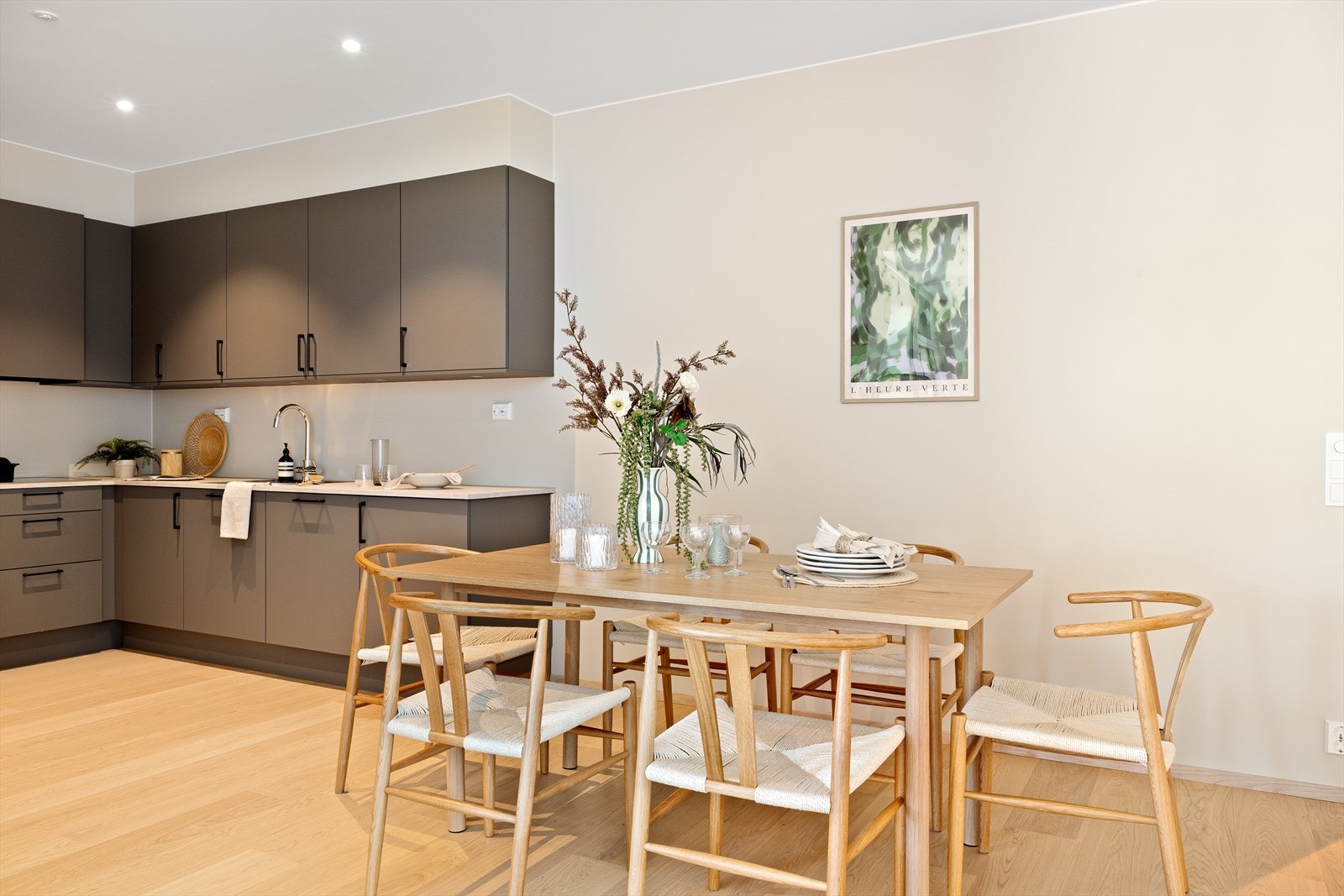 Det er godt med både benk- skap og skuffeplass. Galleribilde