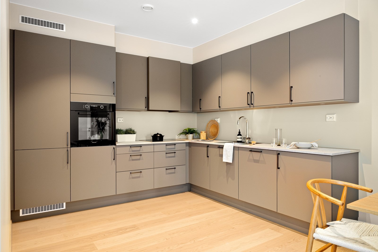 Innredningen består også av integrerte hvitevarer fra Miele herunder; oppvaskmaskin, komfyr, kjøleskap og platetopp. Galleribilde