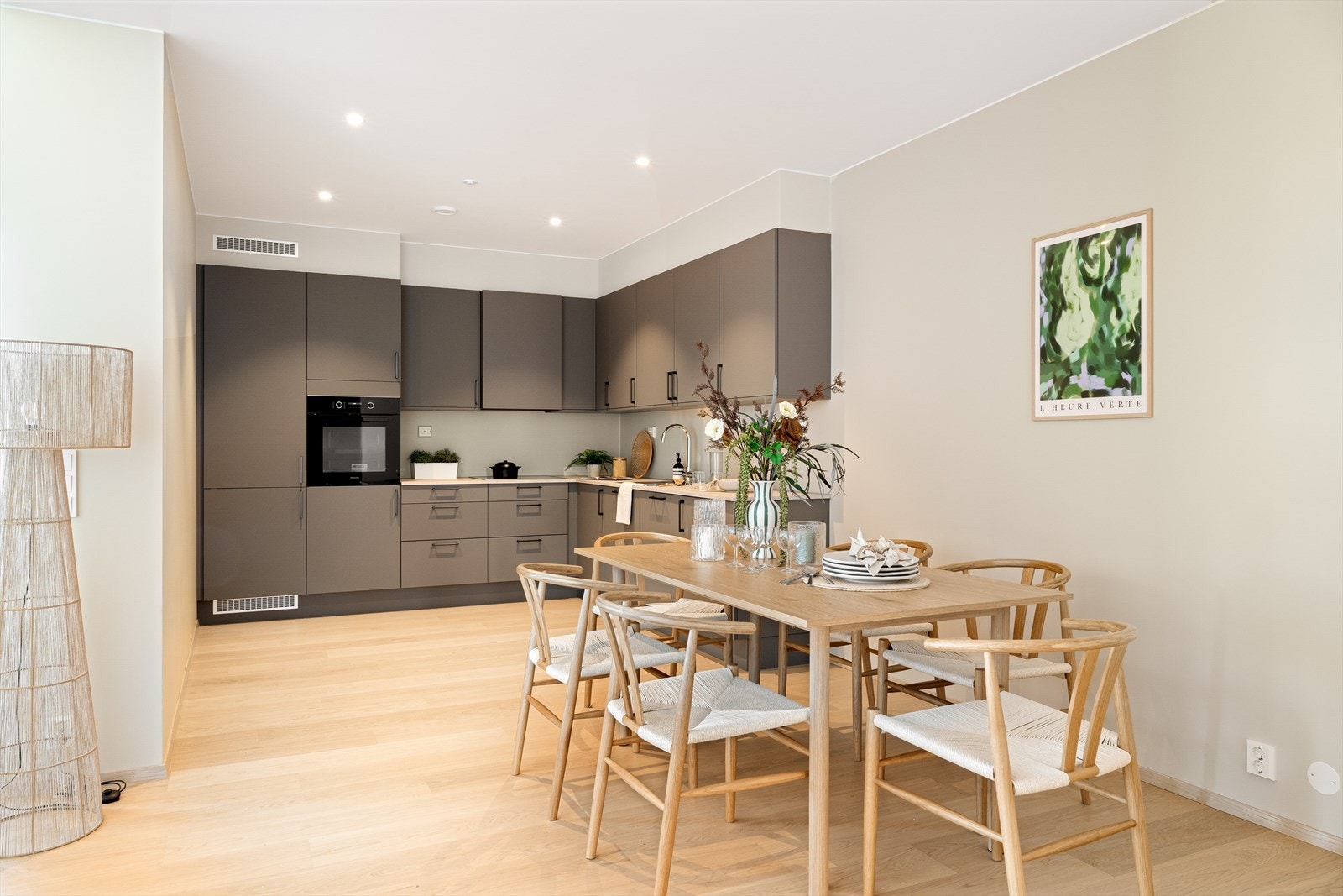 Moderne og funksjonelt kjøkken levert av kvalitetsleverandøren HTH med grå fronter og benkeplate i laminat. Galleribilde