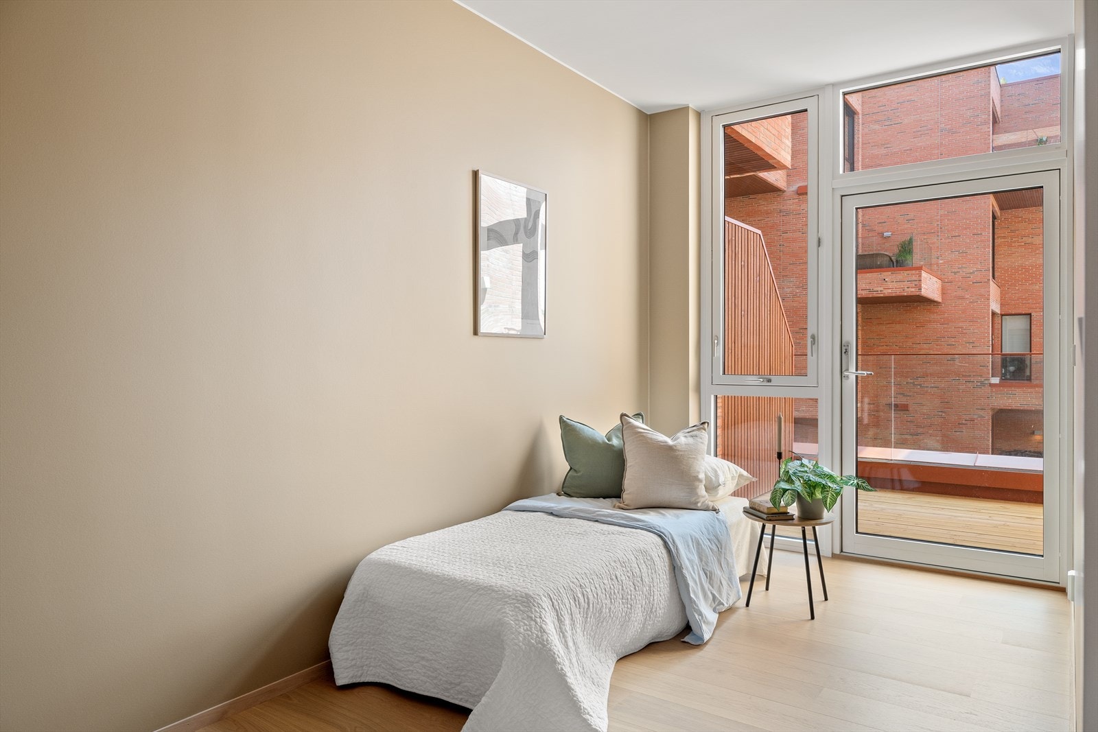 Utgang fra stuen til leilighets andre balkong som ligger nordvest vendt. Galleribilde