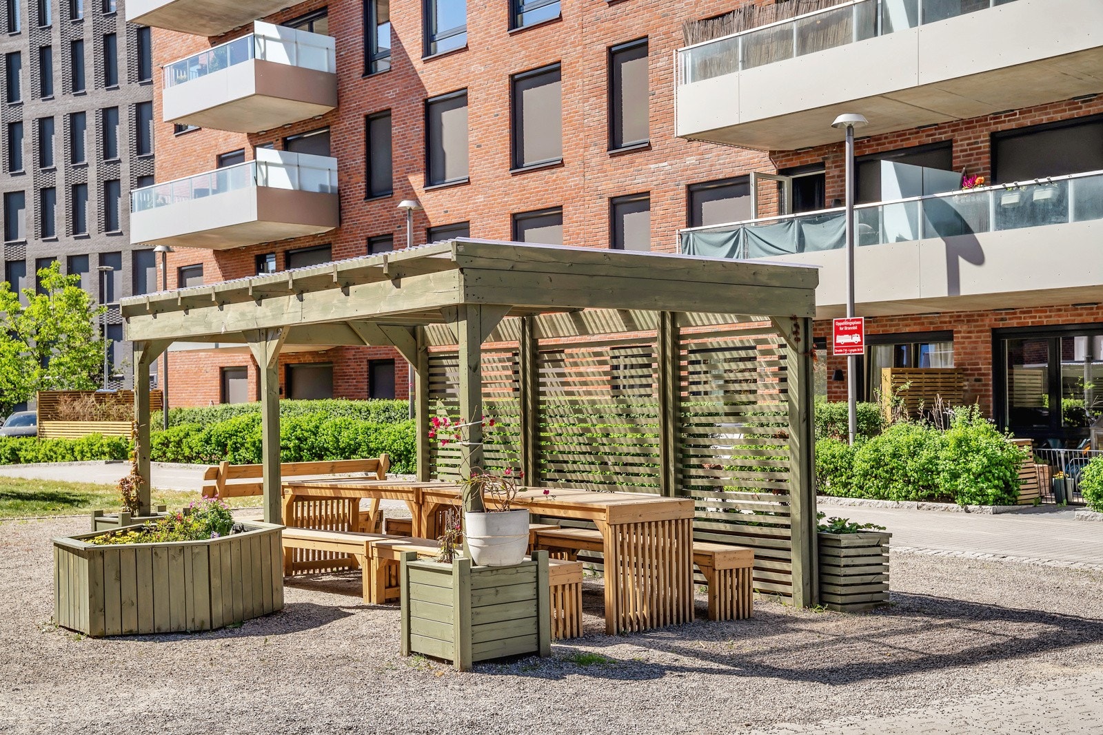 Sameiets fellesarealer byr på pergola, lekeplass og hyggelige soner med sittegrupper - her kan hele familien trives. Galleribilde