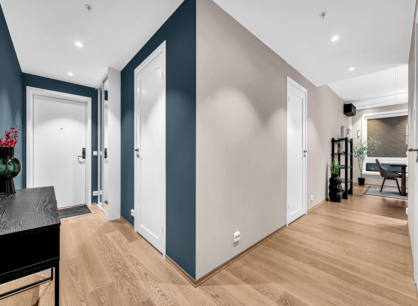 Entré og passasjen binder sammen hjemmet på en elegant måte, med speilgarderobe og en romslig passasje som gir et luftig og innbydende førsteinntrykk. Galleribilde