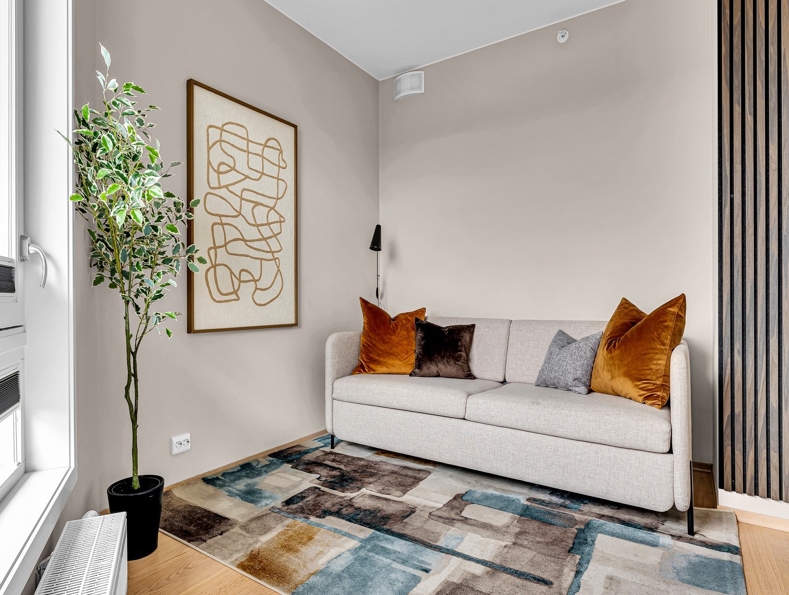 Velkommen inn til det tredje soverommet. Sofaen på bildet strekker seg fullt ut og blir til en deilig stor seng. Len deg tilbake på senga, for utsikten gir virkelig ro i sjelen. Galleribilde