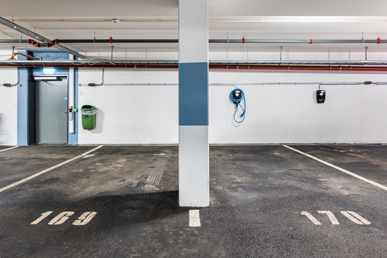 Leiligheten disponerer to side-by-side garasjeplasser med lader - en sjelden og verdifull bonus i et område hvor parkering er mangelvare. Direkte adkomst med heis fra leiligheten til bilen gjør hverdagen smidig. Galleribilde