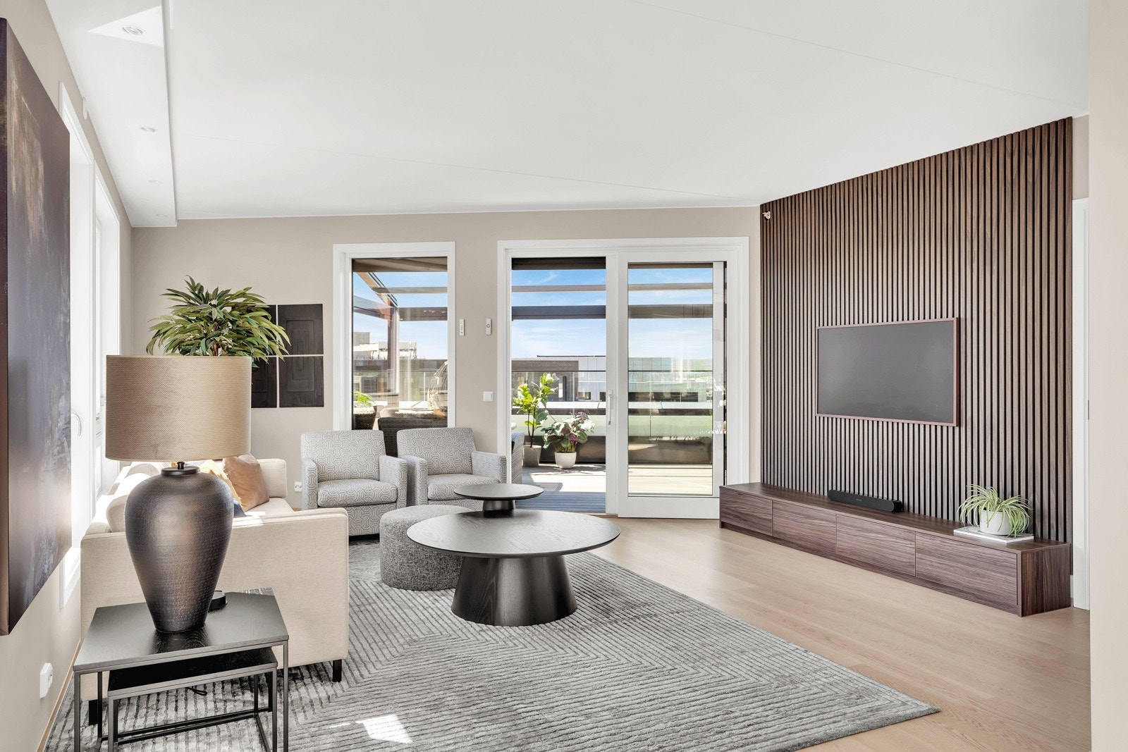 Lys og luftig stue med panoramautsikt. Stuen byr på store vindusflater, enstavs parkett og varmefolie for optimal komfort. Galleribilde