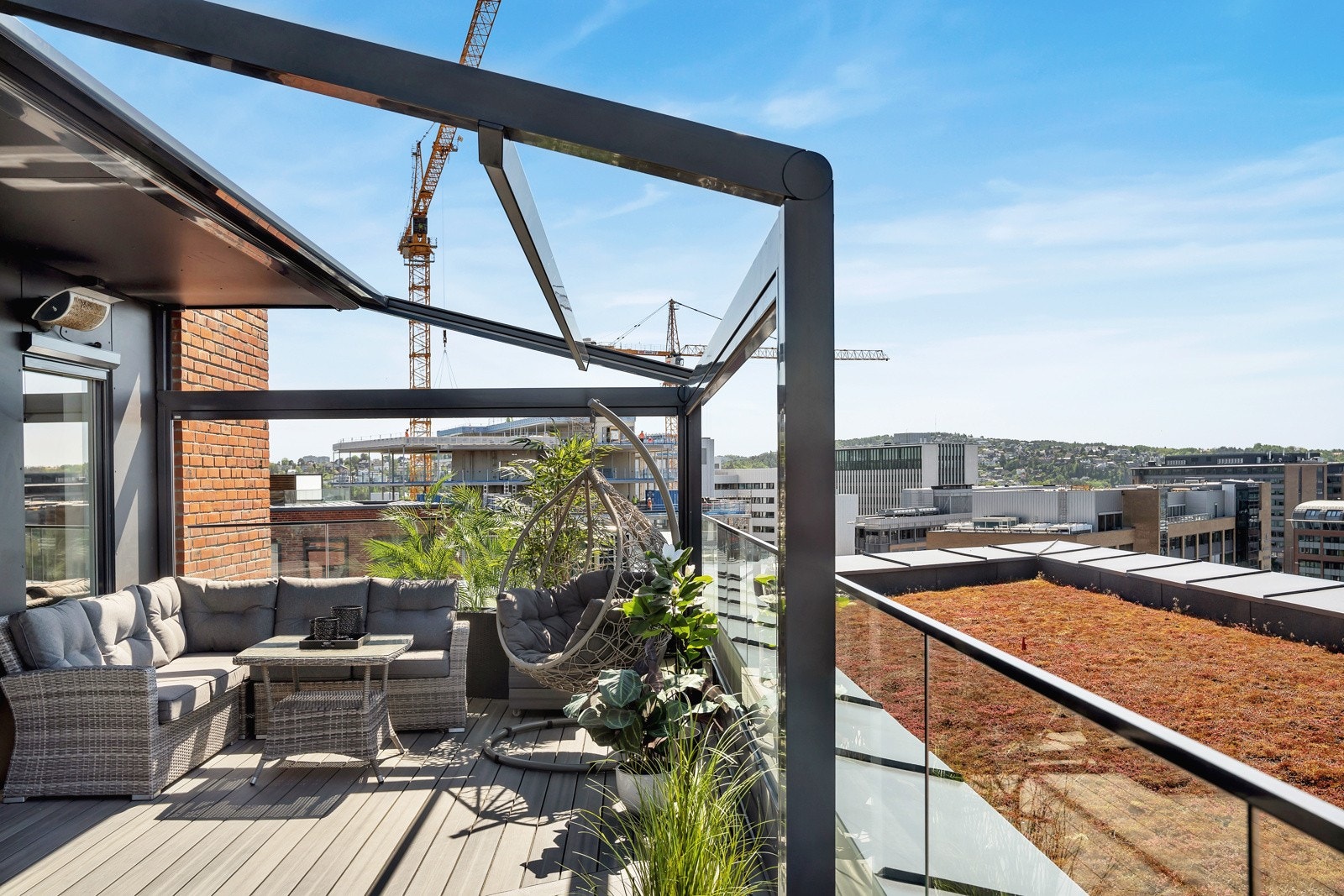 Høyt over Oslo, i full stillhet og med vidstrakt utsyn - takterrassen her er mer enn en uteplass, den er en opplevelse. Galleribilde
