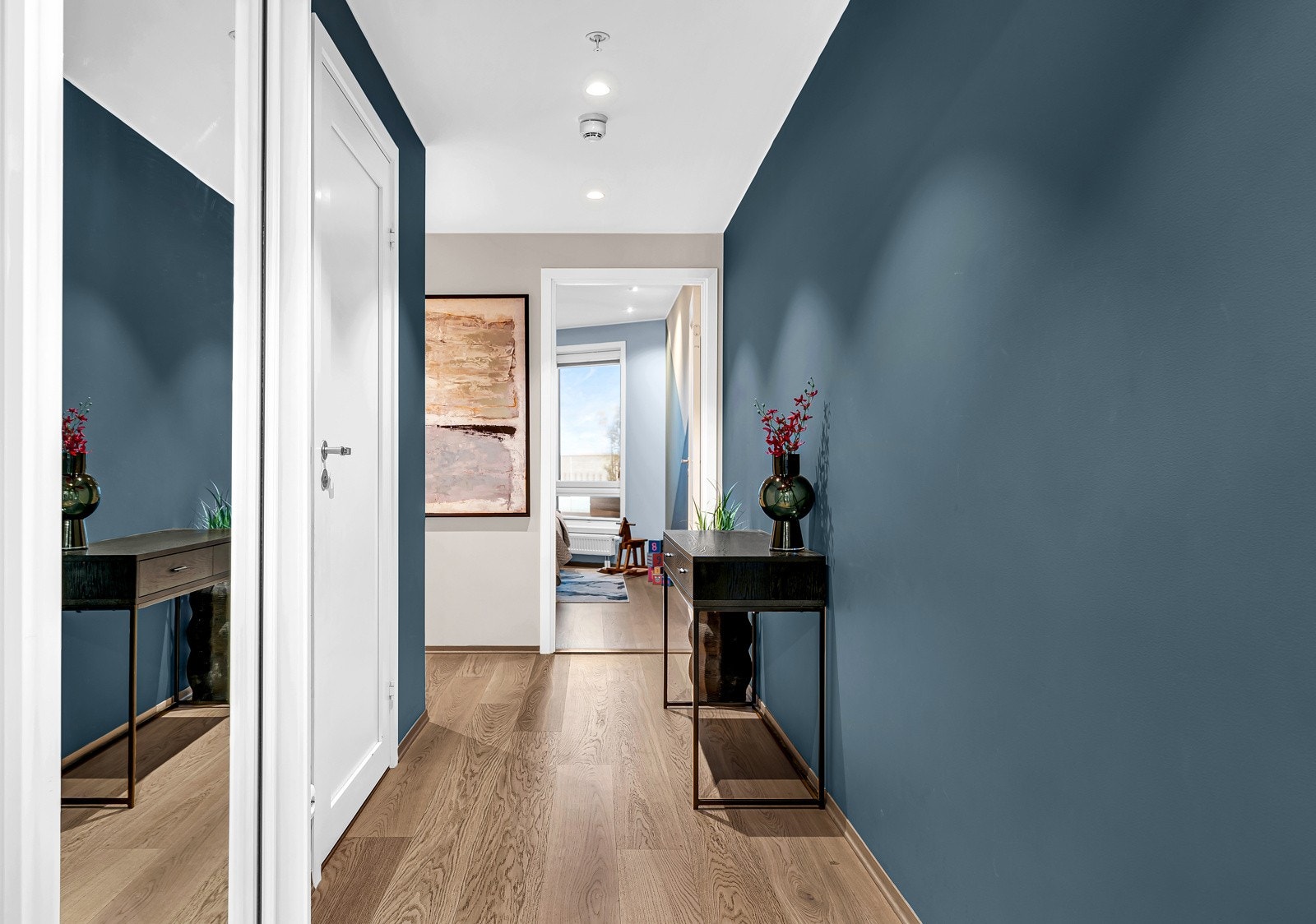 Downlights montert i 2023 gir moderne belysning i stue og gang. Innvendige overflater er nymalte i 2024 med lyse, moderne fargetoner. Galleribilde