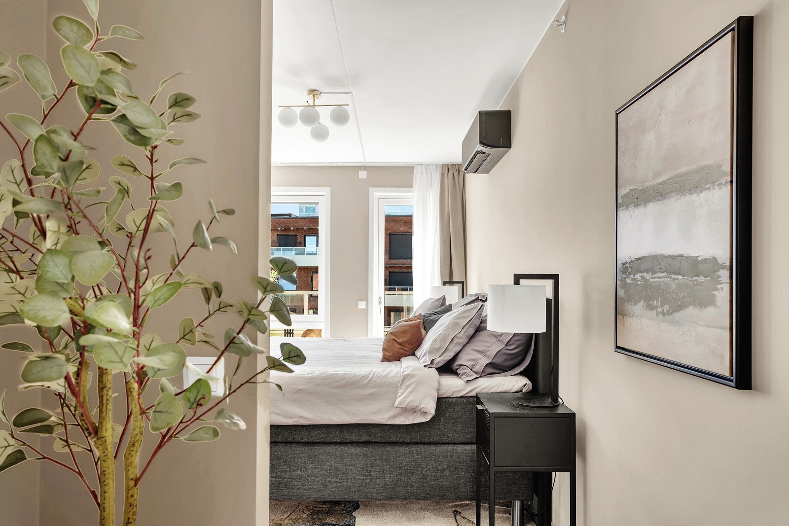 Mastersuiten er en oase med egen balkong, eget bad og plassbygd garderobe. Galleribilde