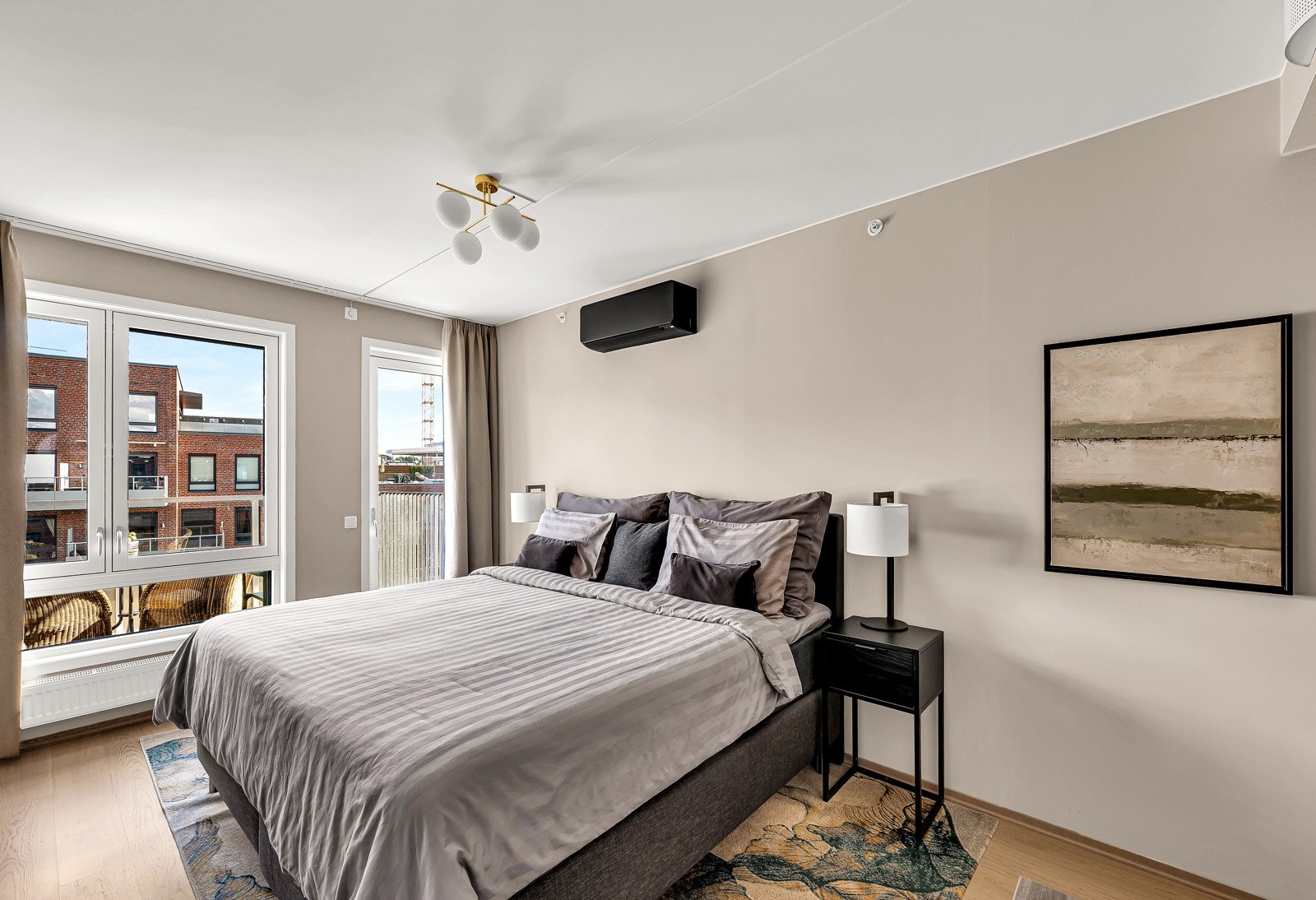 Lyset strømmer inn fra sydøst og kler det sofistikerte uttrykket - en mastersuite som kombinerer funksjon og finesse. Galleribilde