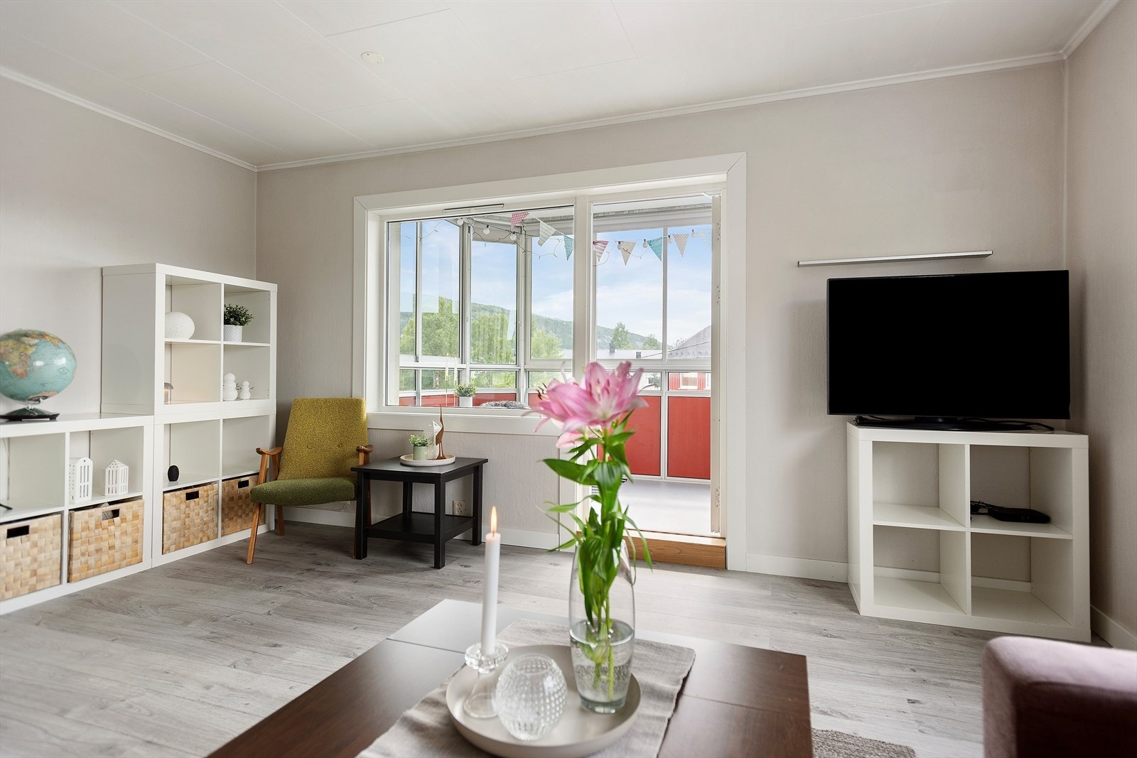 Stue. Borettslaget har ansatt vaktmester, egen velforening, eget forsamlingslokale og leier inn firma for vasking av fellesareal. Galleribilde