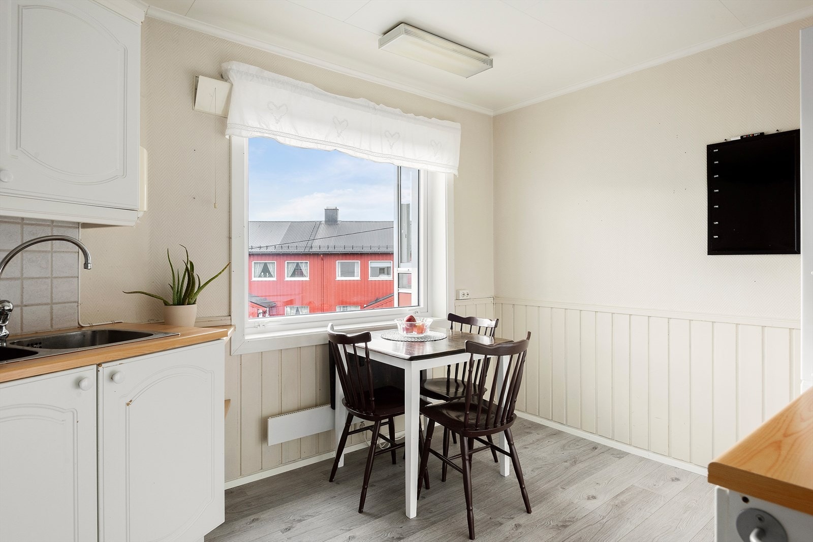 Du har plass til et spisebord med stoler ved vinduet ut mot gaten. Galleribilde