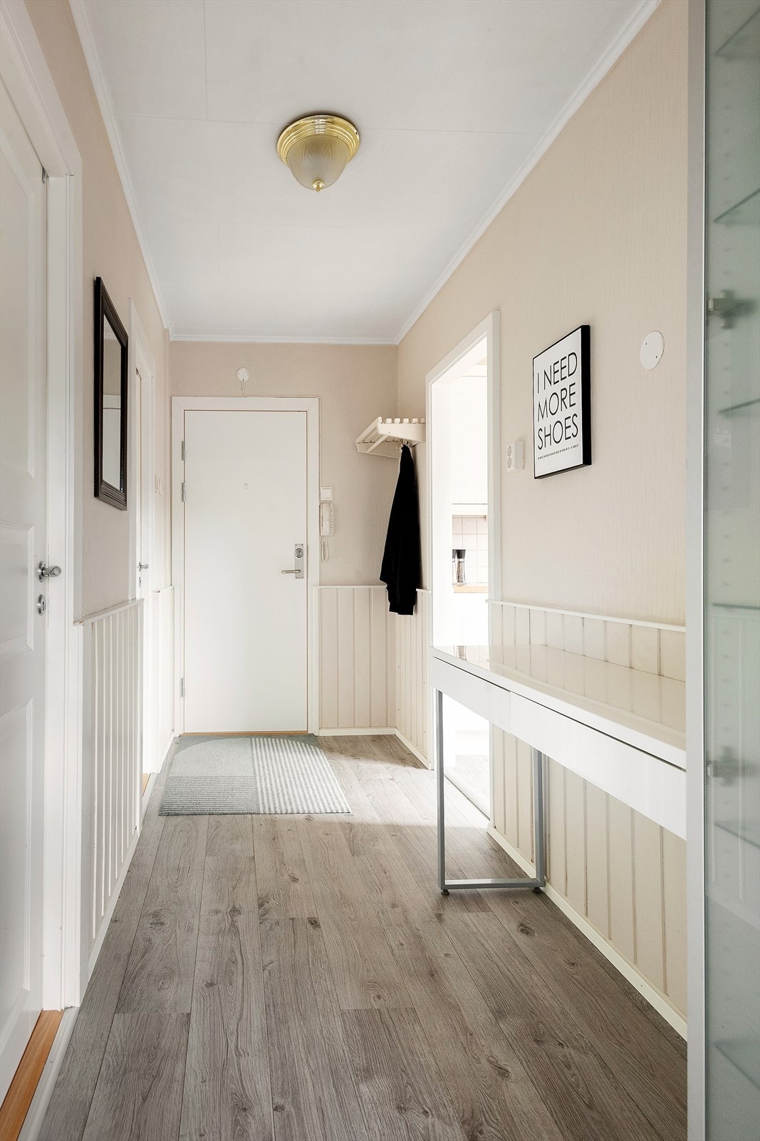 Entrè. Borettslaget har ansatt vaktmester, har egen velforening, eget forsamlingslokale og leier inn firma for vasking av felles ganger. Galleribilde