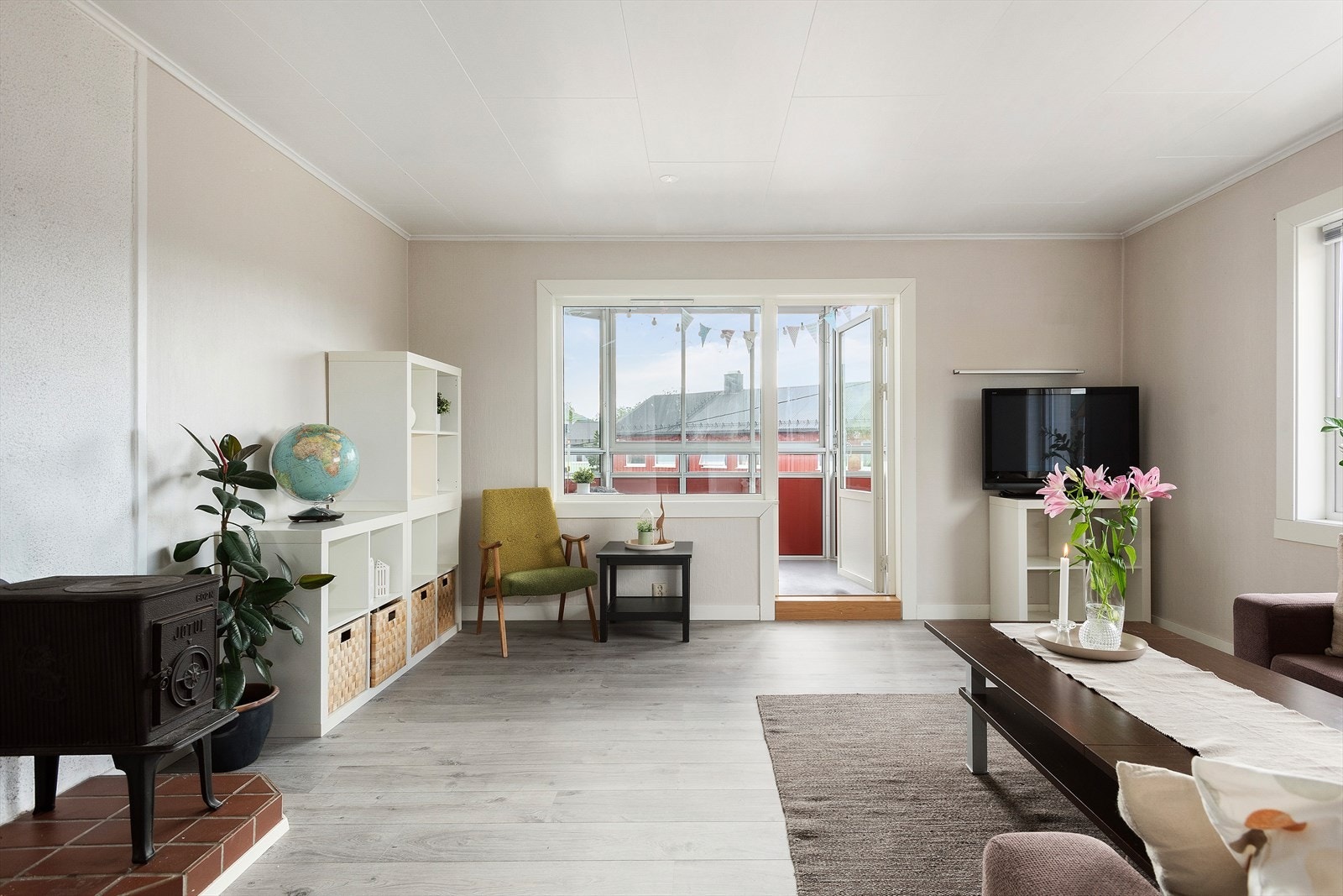 Leiligheten er fordelt på entre, stue, kjøkken, 2 soverom, bad og innglasset balkong. Galleribilde