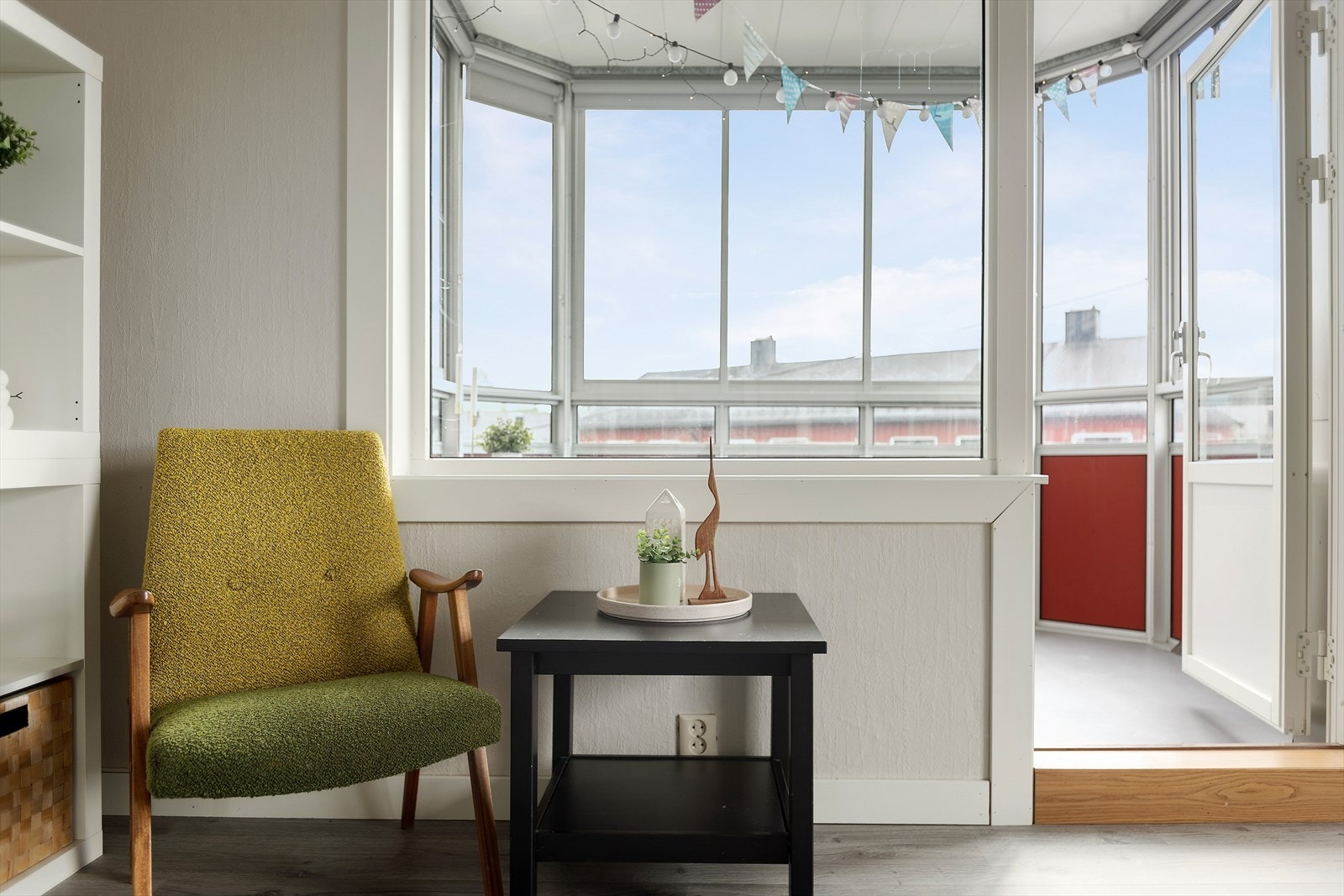 Fra stuen er det utgang til en innglasset balkong som forlenger
oppholdsrommet og kan benyttes hele året. Galleribilde