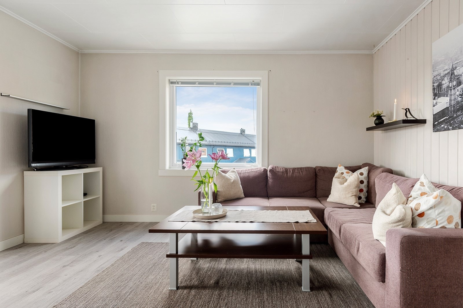 Den hyggelige stuen har plass til både sofakrok og et spisebord, perfekt for avslapning og sosiale sammenkomster. Galleribilde