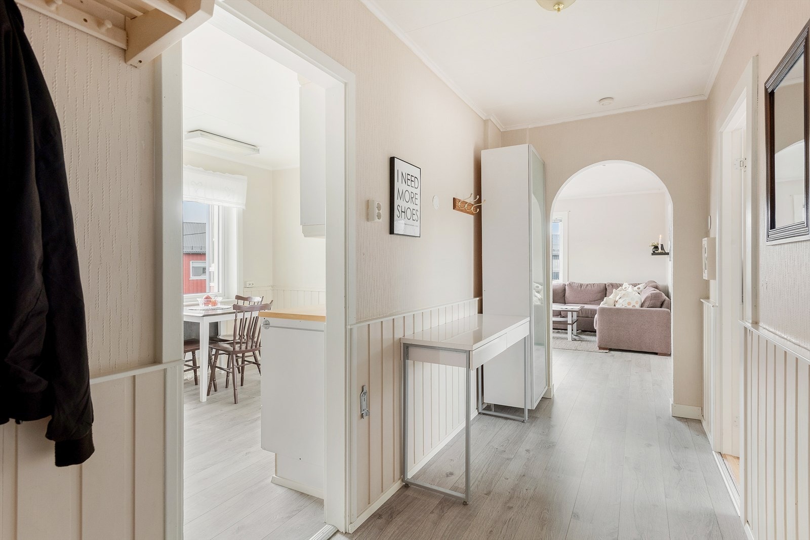 Entrè. Koselig leilighet med gjennomgående lyse overflater. Galleribilde