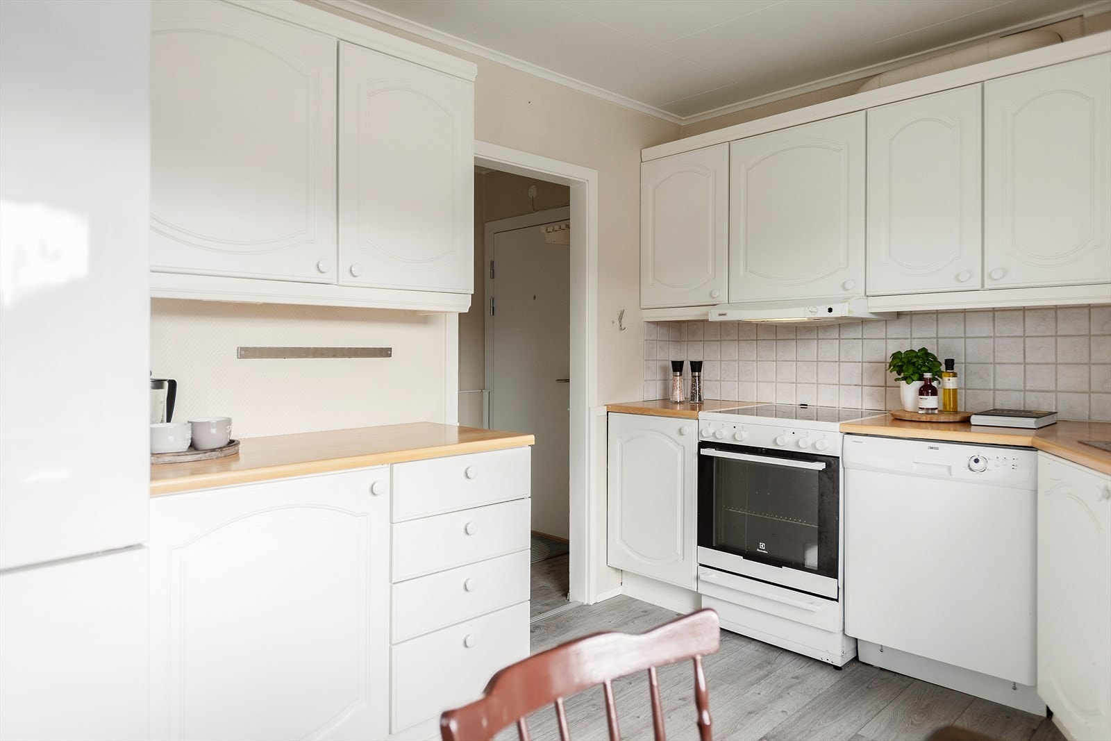 Den gode arbeidsbenken gir rikelig med plass til matlaging, og kjøkkenet er godt tilpasset en moderne hverdag. Galleribilde