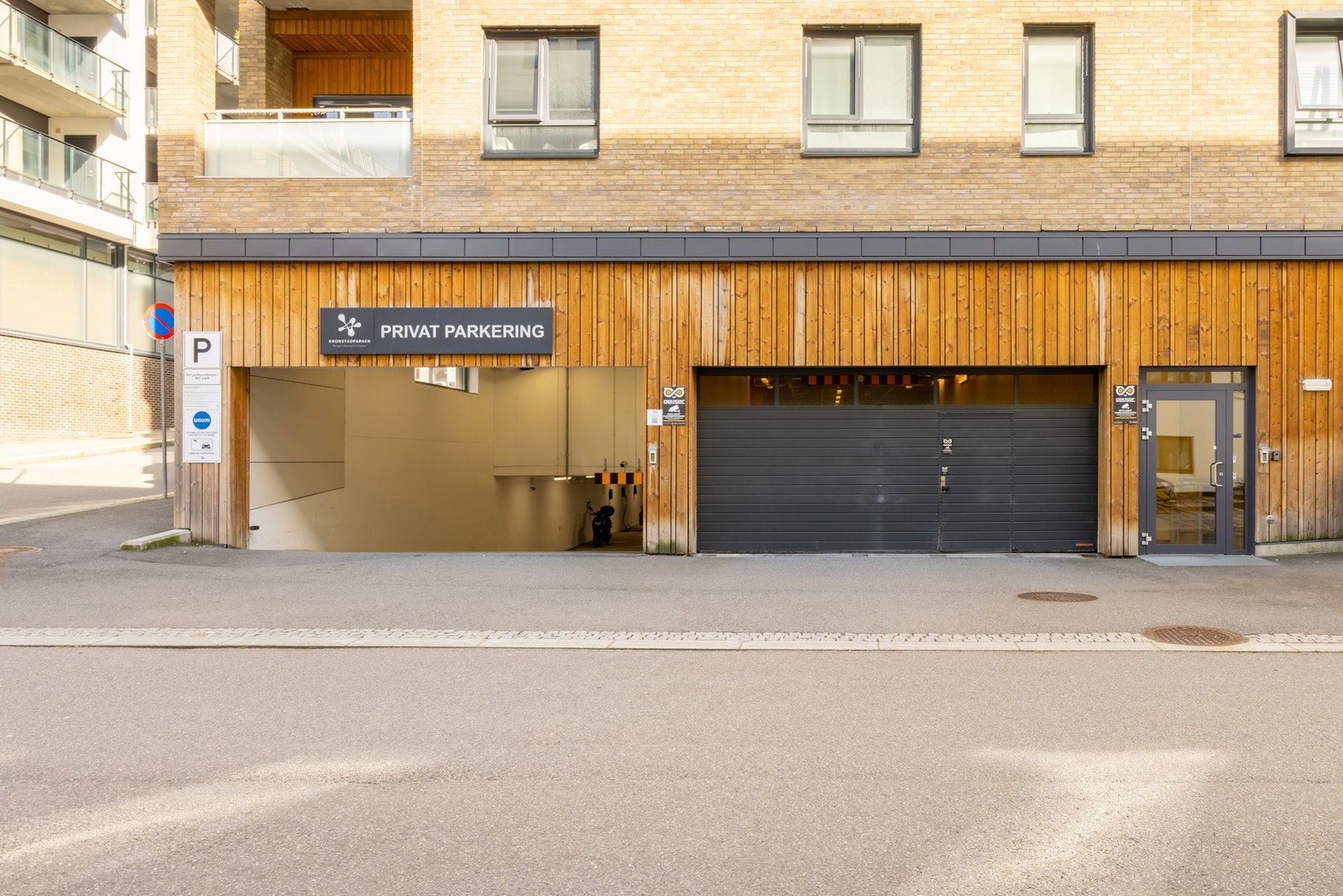 Leiligheten har bruksrett til fast garasjeplass i lukket garasjeanlegg. Galleribilde