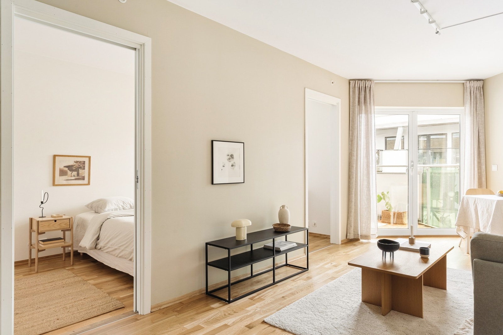 Stuen er lys og trivelig med god planløsning, som gir flere møbleringsmuligheter. Galleribilde
