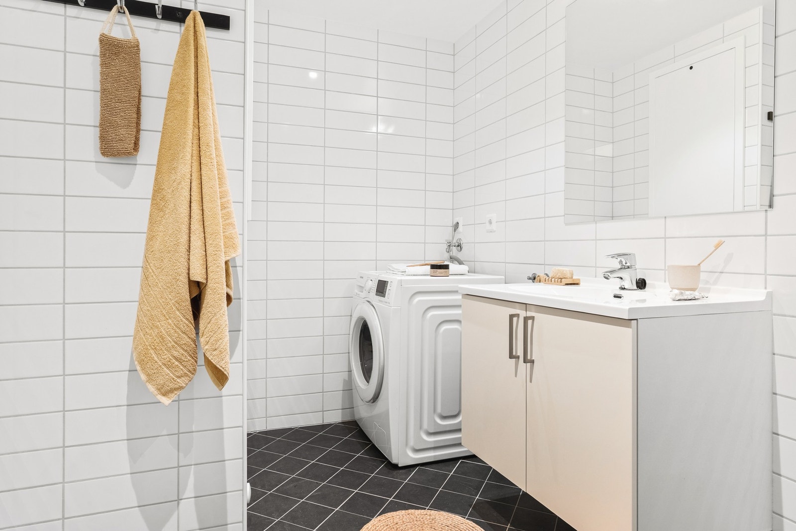 Nisje med plass/opplegg til både vaskemaskin og tørketrommel. Galleribilde