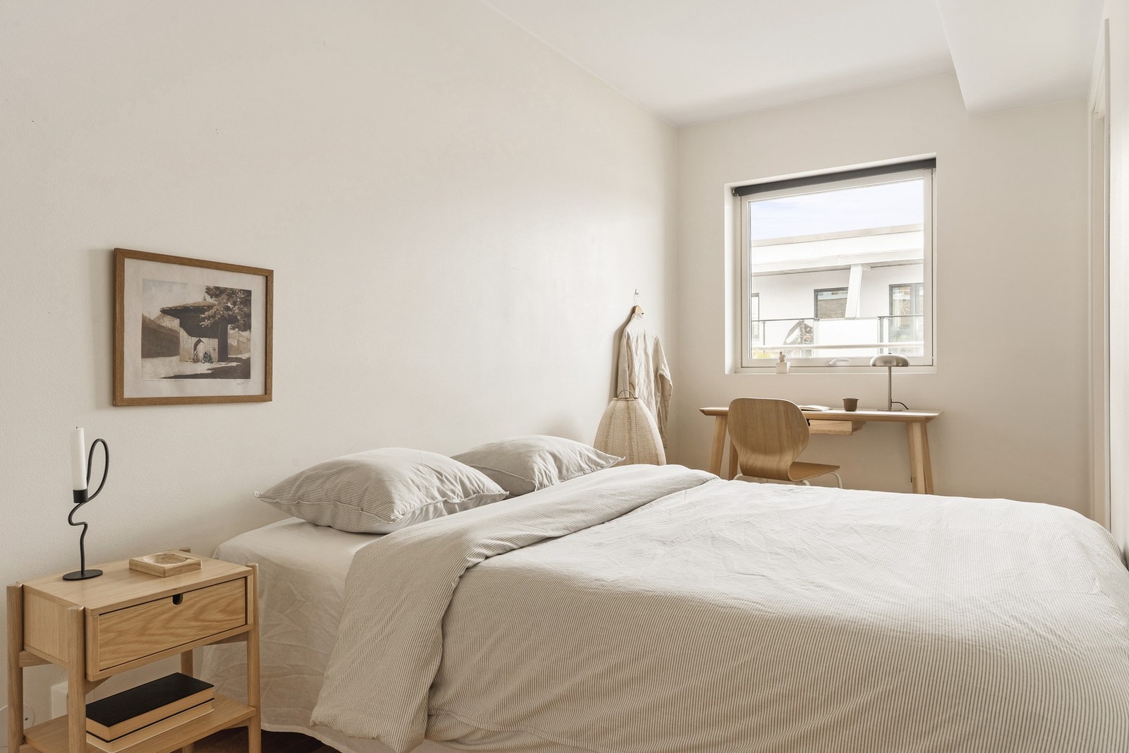Også her er det trestavs eikeparkett på gulv og slette vegger. Galleribilde